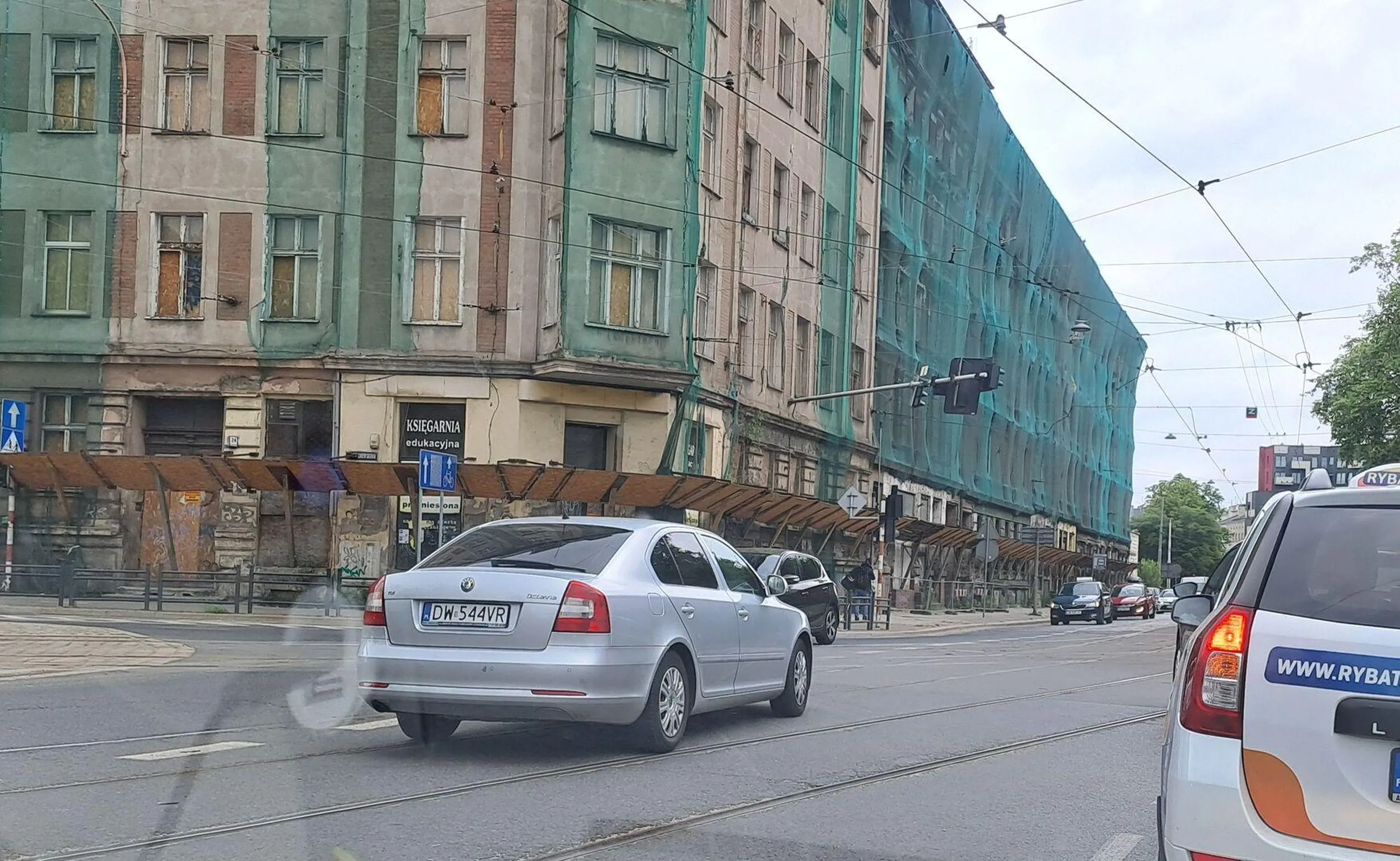 Pomijam to że tam był dobrze wyznaczony lewoskręt, ale wciskanie się tam gdzie czeka osiem samochodów, to zwykłe chamstwo.