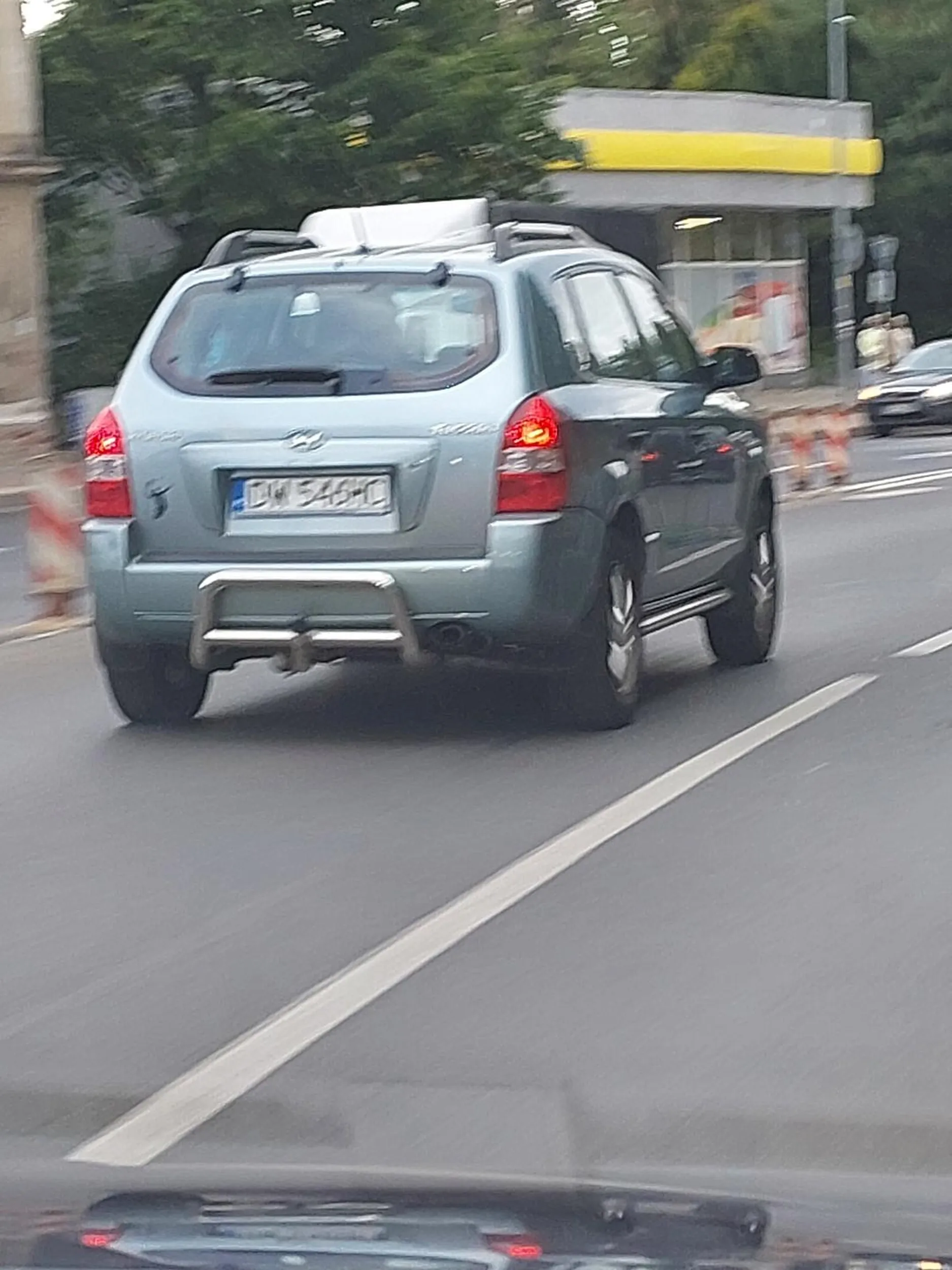 Wymusił z drogi podpożądkowaniej niezatrzymując się a następnie by wyprzedzić przejechał pod prąd na drodze dwu kierunkowej pasem z lewej strony