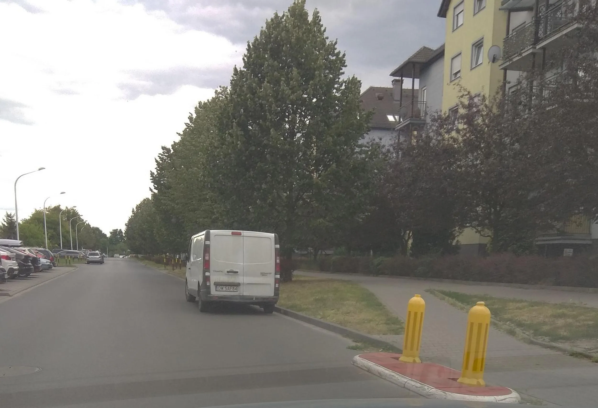 Parkowanie na zakazie zatrzymywania obowiązaującym po prawej stronie. Strońska, Wrocław