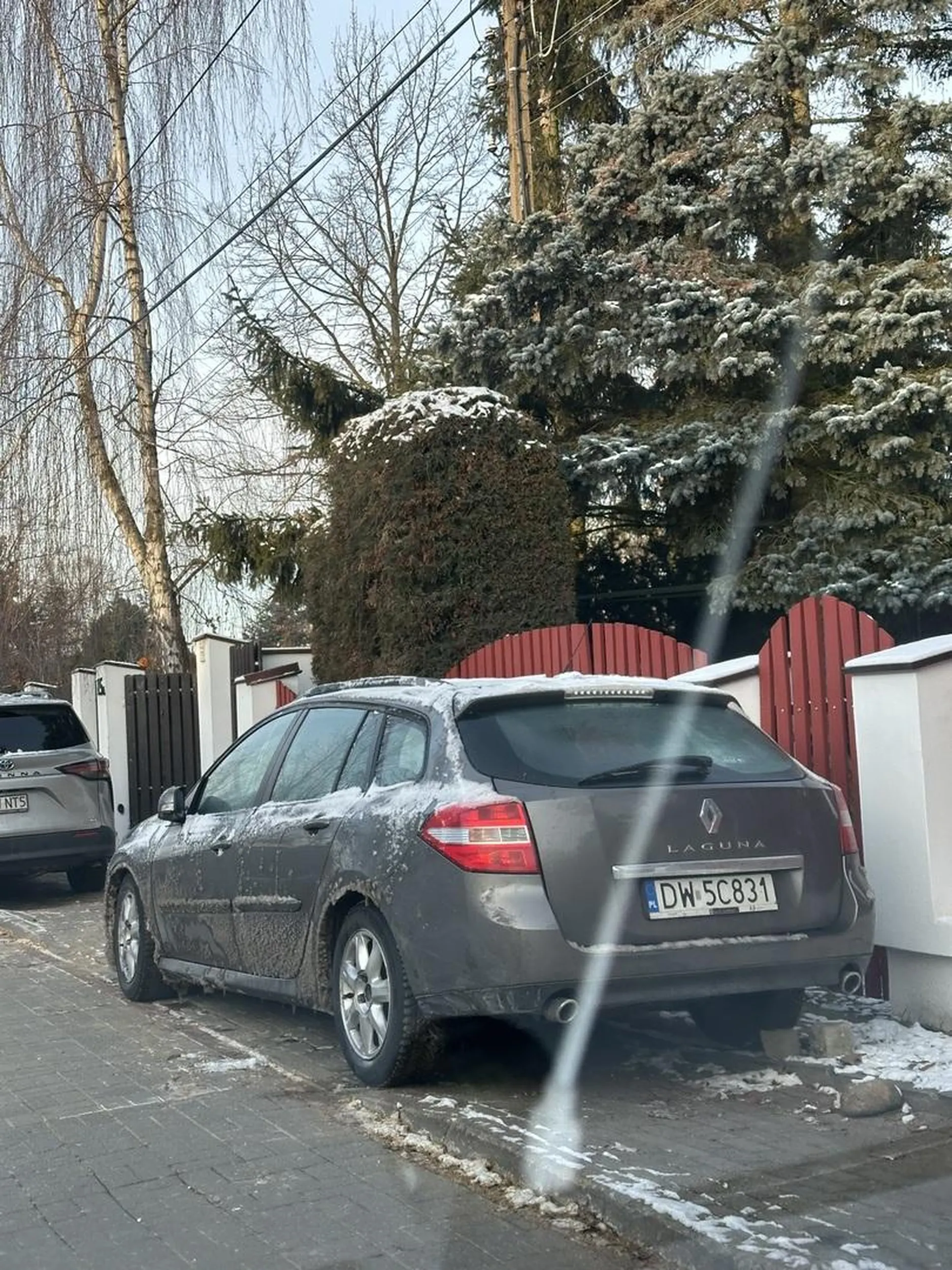 blokuje CAŁY chodnik swoim autem, co za bezmyślność!