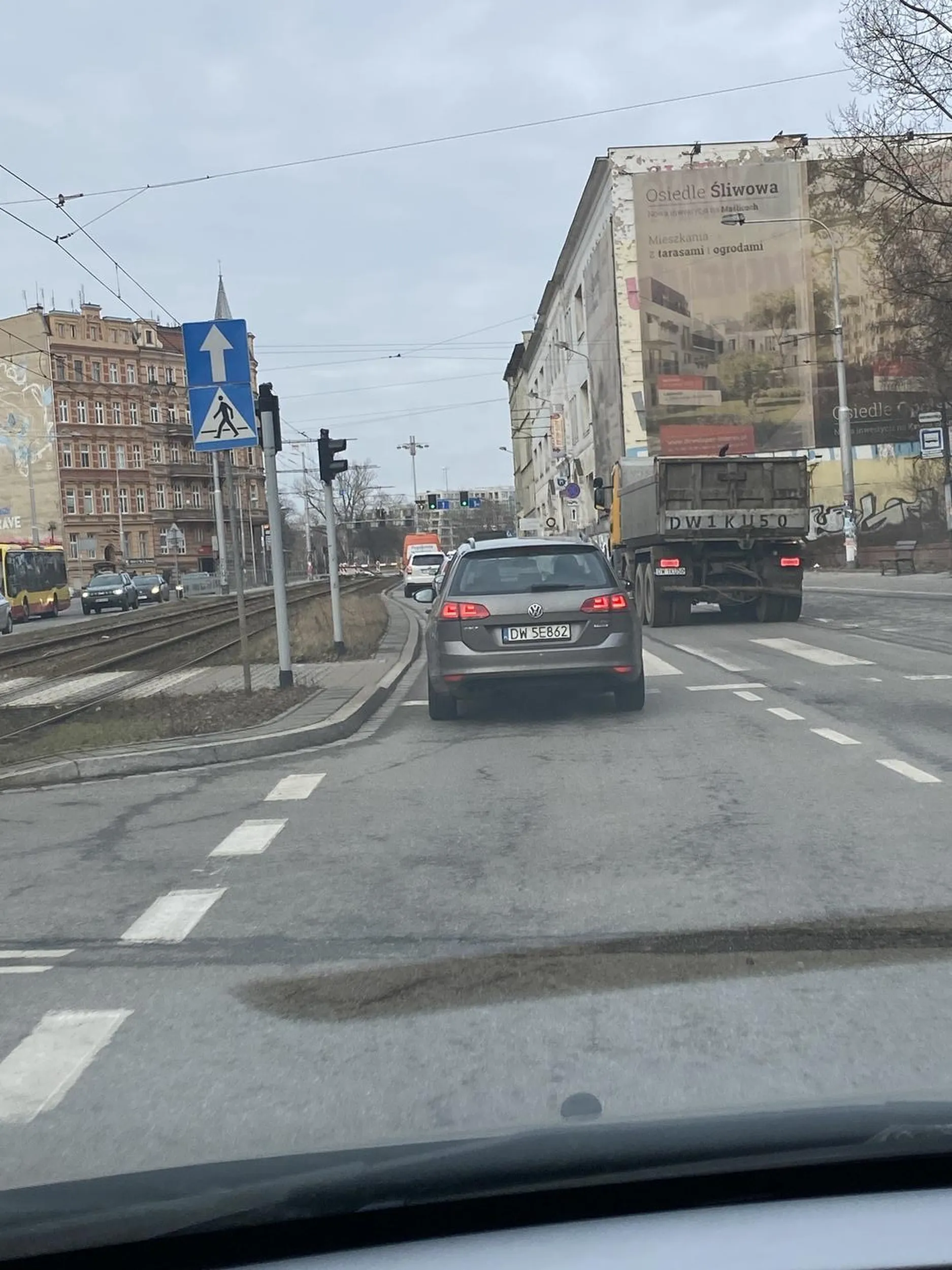 Dojeżdżając do tego samochodu, kierowca zaczął mocno hamować, powodując prawie wypadek, śmiał się i pokazywał mi w lusterku jakieś kazanie palcem???  Wtfff Uważajcie na tego kierowcę, bo lubi sobie żarty robić przez które kto mu może dowalić dupe