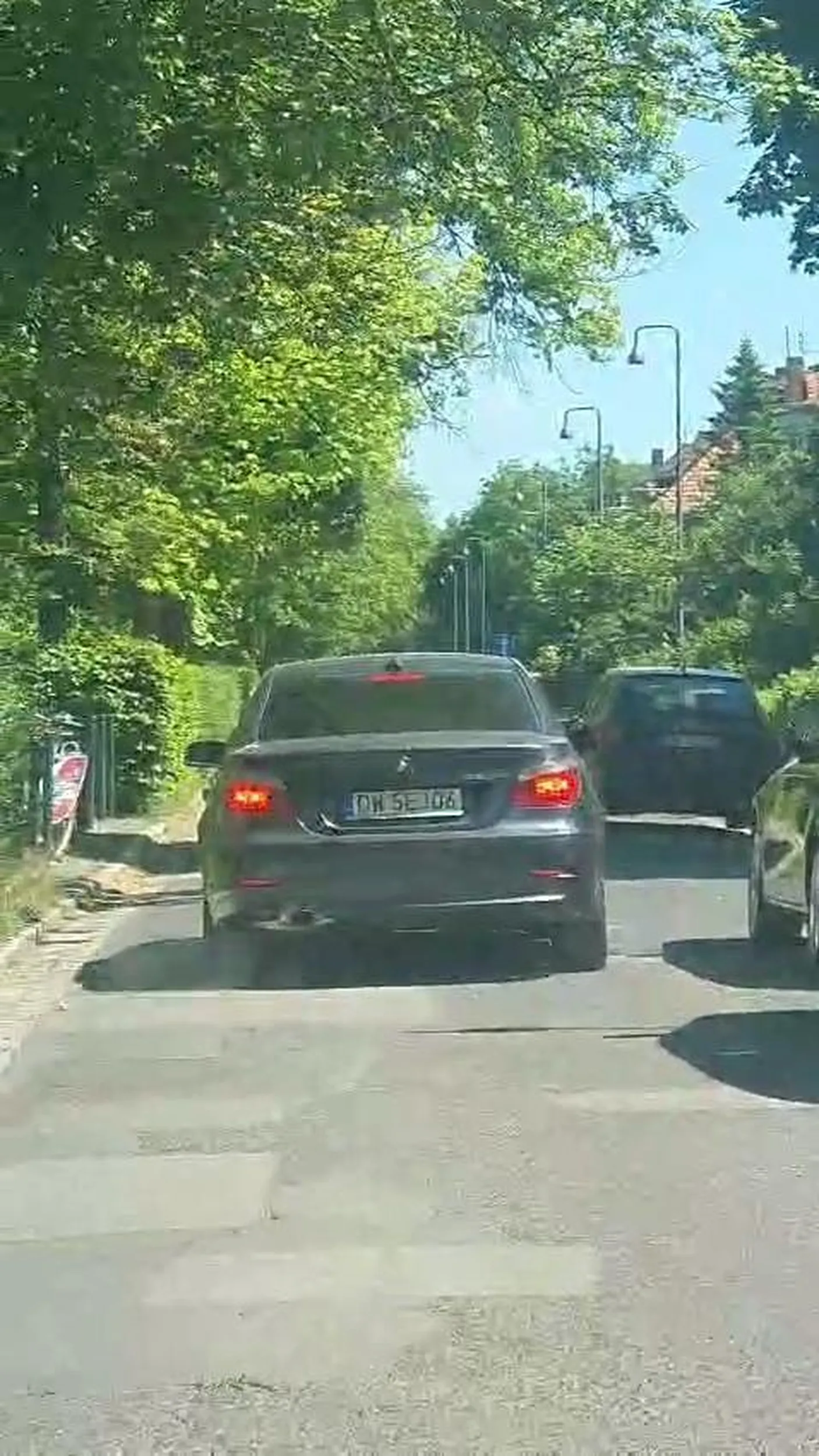 Groźny mężczyzna, wyprzedza z prawej na jednokierunkowej ulicy (dodatkowo na przejsciu, strefa 30,obok szkola podstawowa) ze zdjęcia. Następnie zajeżdża drogę wychodzi z auta i szarpiąc moje drzwi zaczął grozić i obrażać. Łysy, stary spocony tłuścioch z BMW, sytuacja nagrana i zgłoszona, smacznej kawusi ?