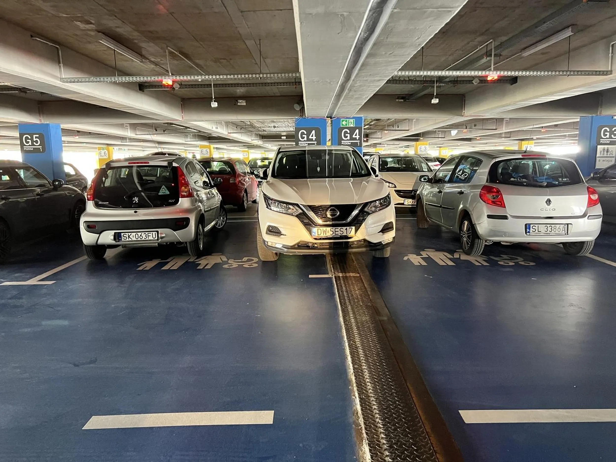 Jak ostatni buc wciska się bez dziecka pomiędzy inne auta, bo mu grubego tyłka się ruszyć nie chce