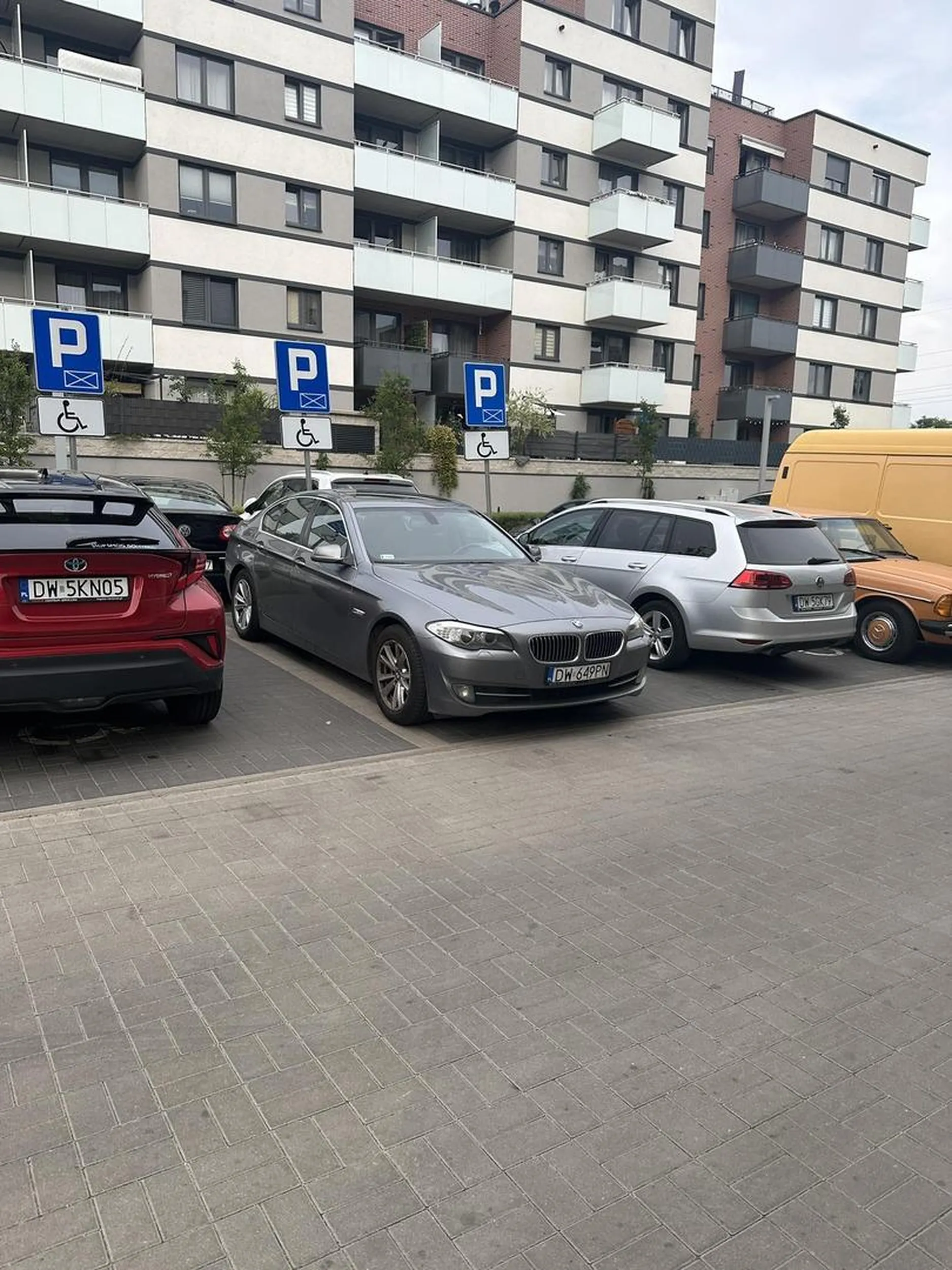 Niepełnosprawny umysłowo kierowca zajmuje miejsca dla niepełnosprawnych ruchowo.