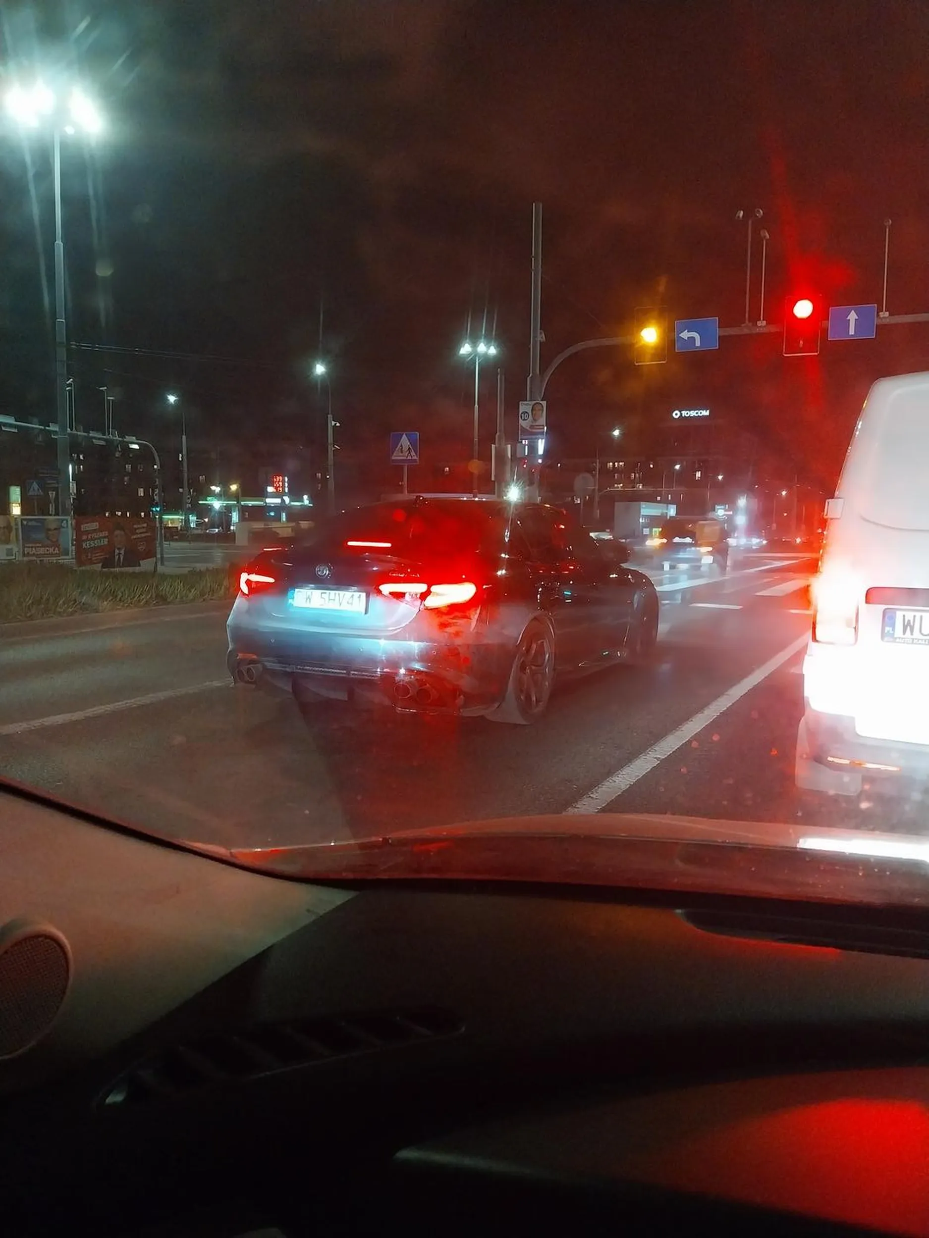 Celowe przyspieszanie i uniemożliwianie zmiany pasa. Zwykłe bractwo i tworzenie sytuacji bardzo niebezpiecznych dla innych uczestników ruchu. Mam nadzieję, że przez swoją głupotę i kompleksy zabijesz tylko siebie.