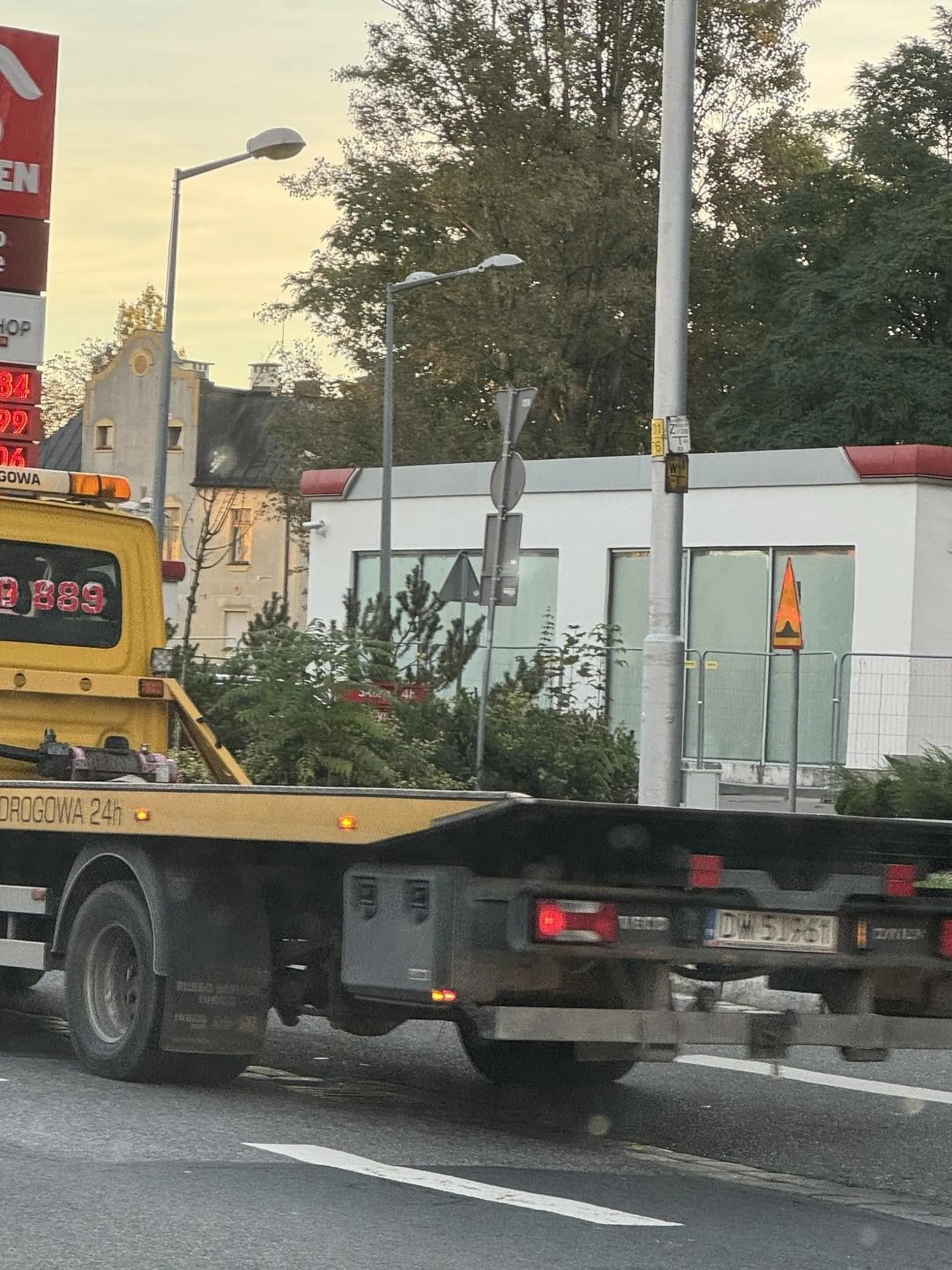 Pan z serwisu lacart bezczelnie siedzi na zderzaku podczas jazdy i ponadto jeszcze bezczelnie się sadzi. Z ulic miasta urządza sobie tor. Prawo jazdy najwidoczniej wyciągnięte z laysów.