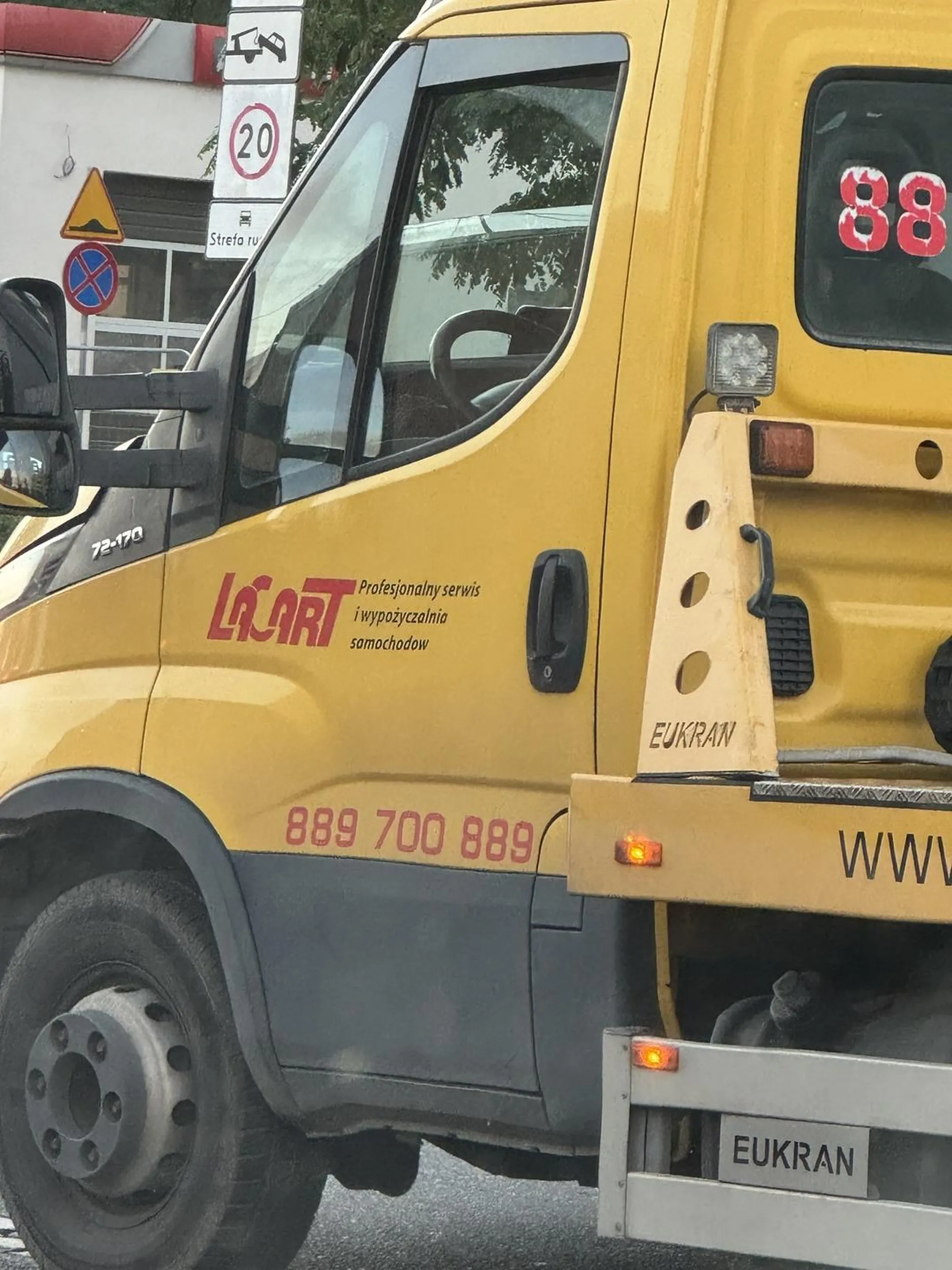 Pan z serwisu lacart bezczelnie siedzi na zderzaku podczas jazdy i ponadto jeszcze bezczelnie się sadzi. Z ulic miasta urządza sobie tor. Prawo jazdy najwidoczniej wyciągnięte z laysów.