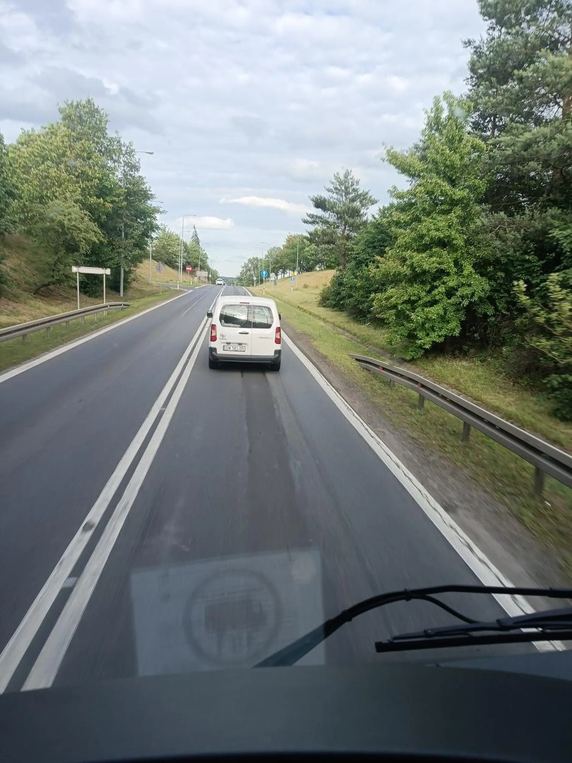 Głupia ciemnowłosa baba, najpierw jedzie 30/50 przy radarze, następnie hamuje awaryjnie ciężarówkę kilka razy z rzędu pokazując środkowy palec, a podczas próby wyprzedzenia ostro przyspiesza.