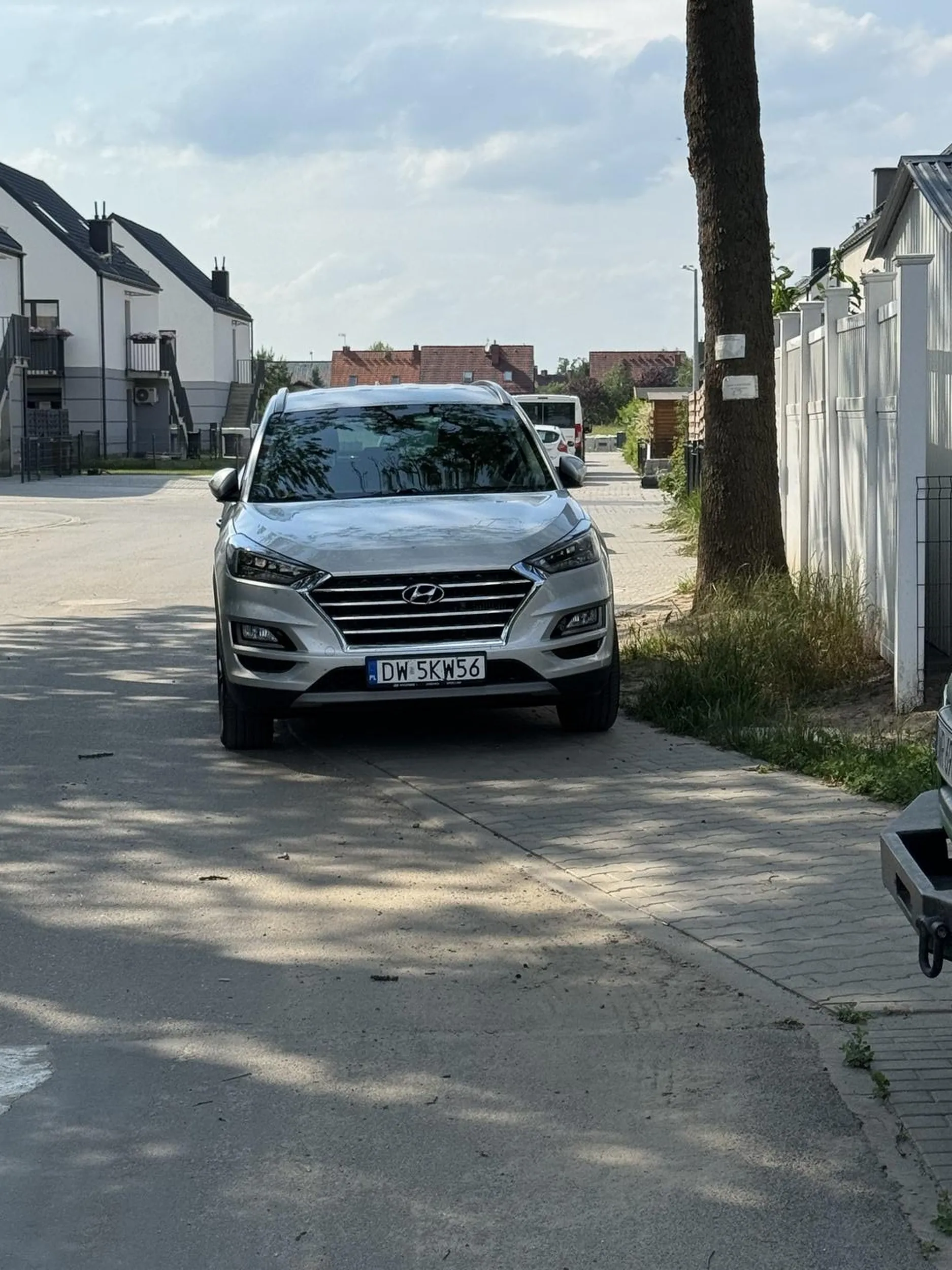 Parkowanie na chodniku opanowane do perfekcji. Oczywiście pieszy nie ma jak przejść nie mówiąc już o przejechaniu z dzieckiem w wózku