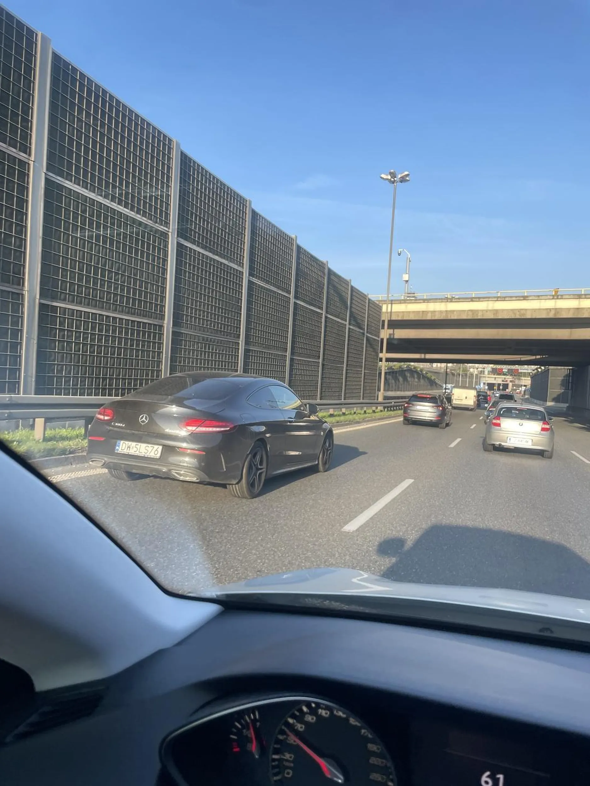 Kierowca tym pojazdem nie zna przepisów ruchu drogowego. W dniu 29.08.24 w Katowicach wjechał na lini ciągłej na pas obok, gdzie był natężony ruch, mało brakło a doszłoby do kolizji … radzę uważać na takich „pseudo kierowców”