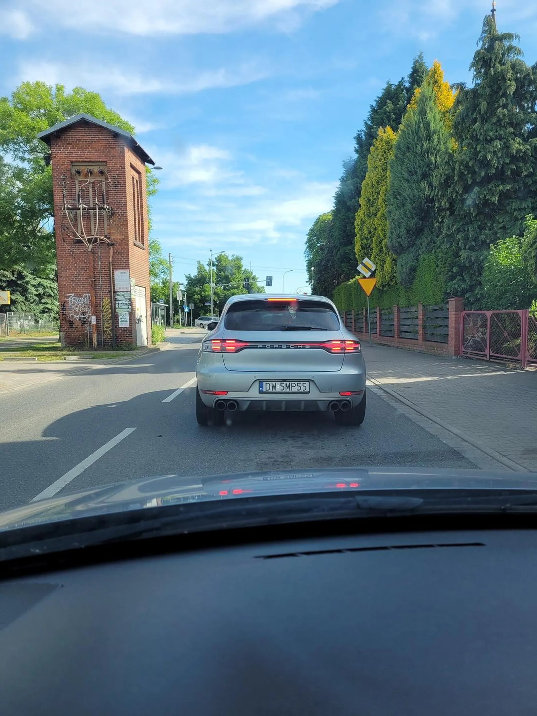 Świnia w Porsche wyrzuca pety przez okno
