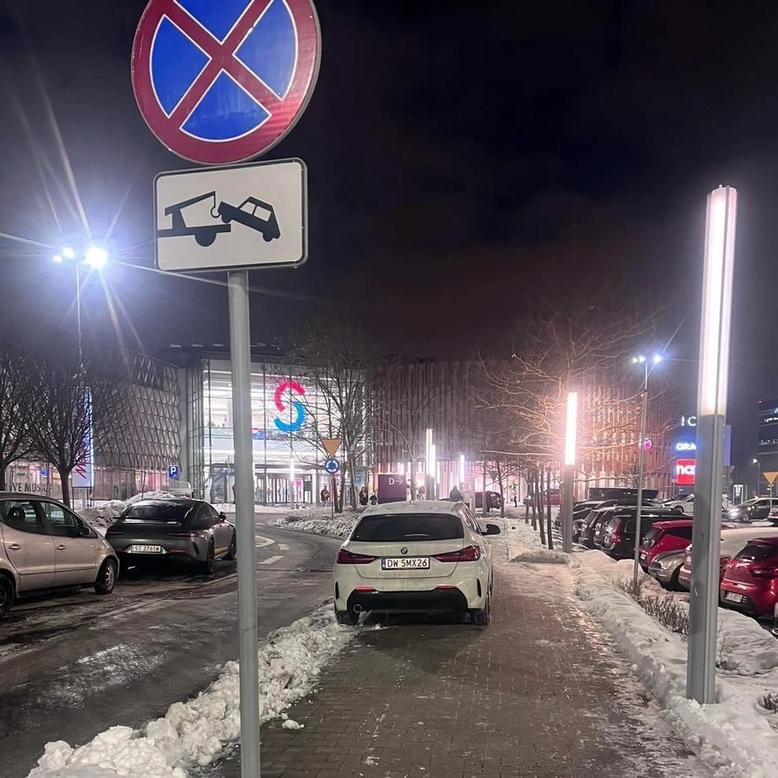 Naucz sie parkowac a nie non stop na chodniku i zakazie niemożliwy jestes, rejestracja juz znana w calej okolicy czy to wojewódzka czy inne części Katowic