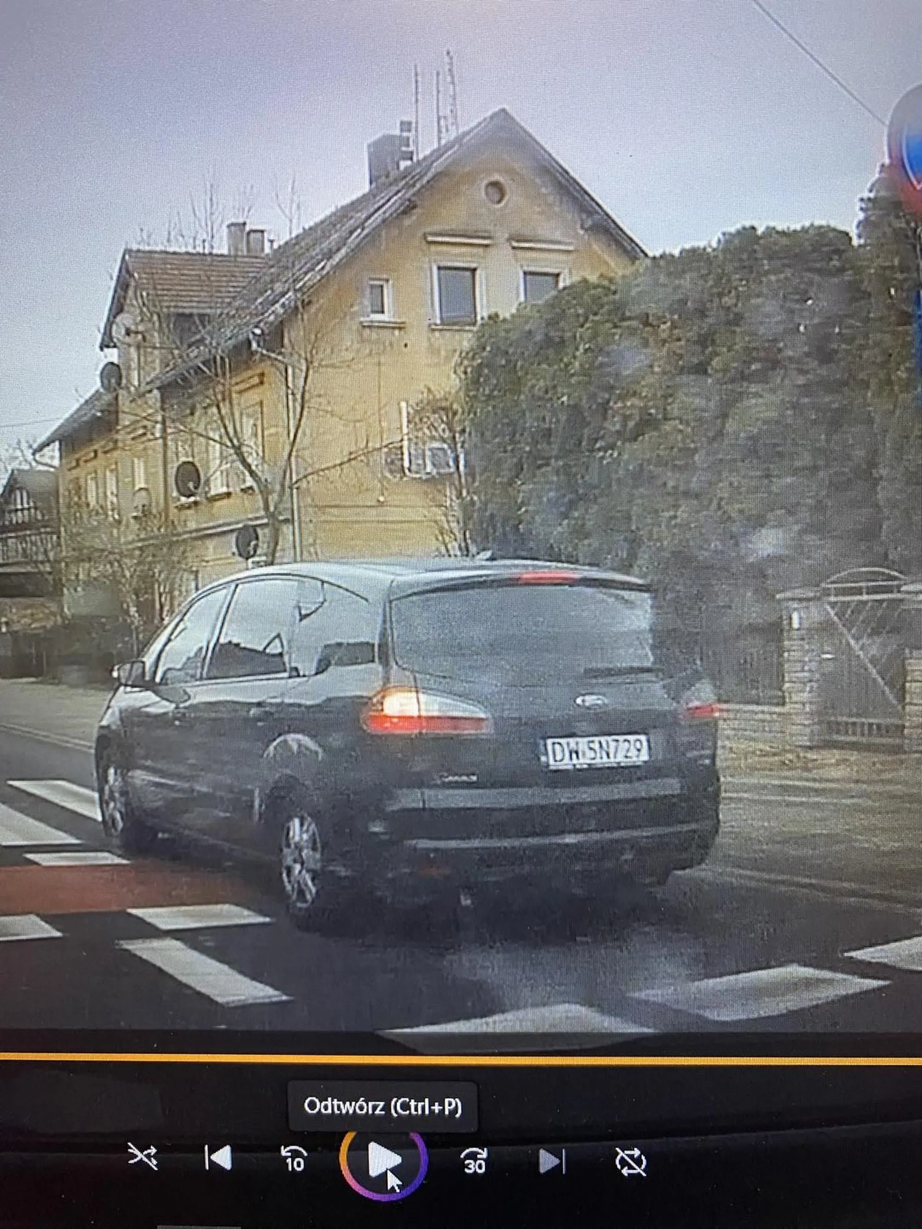 Kobieto, zastanów się co ty robisz, gdyby nie mój refleks to doszłoby do wypadku na skrzyżowaniu. Nagranie trafi na stop cham. Nie pozdrawiam