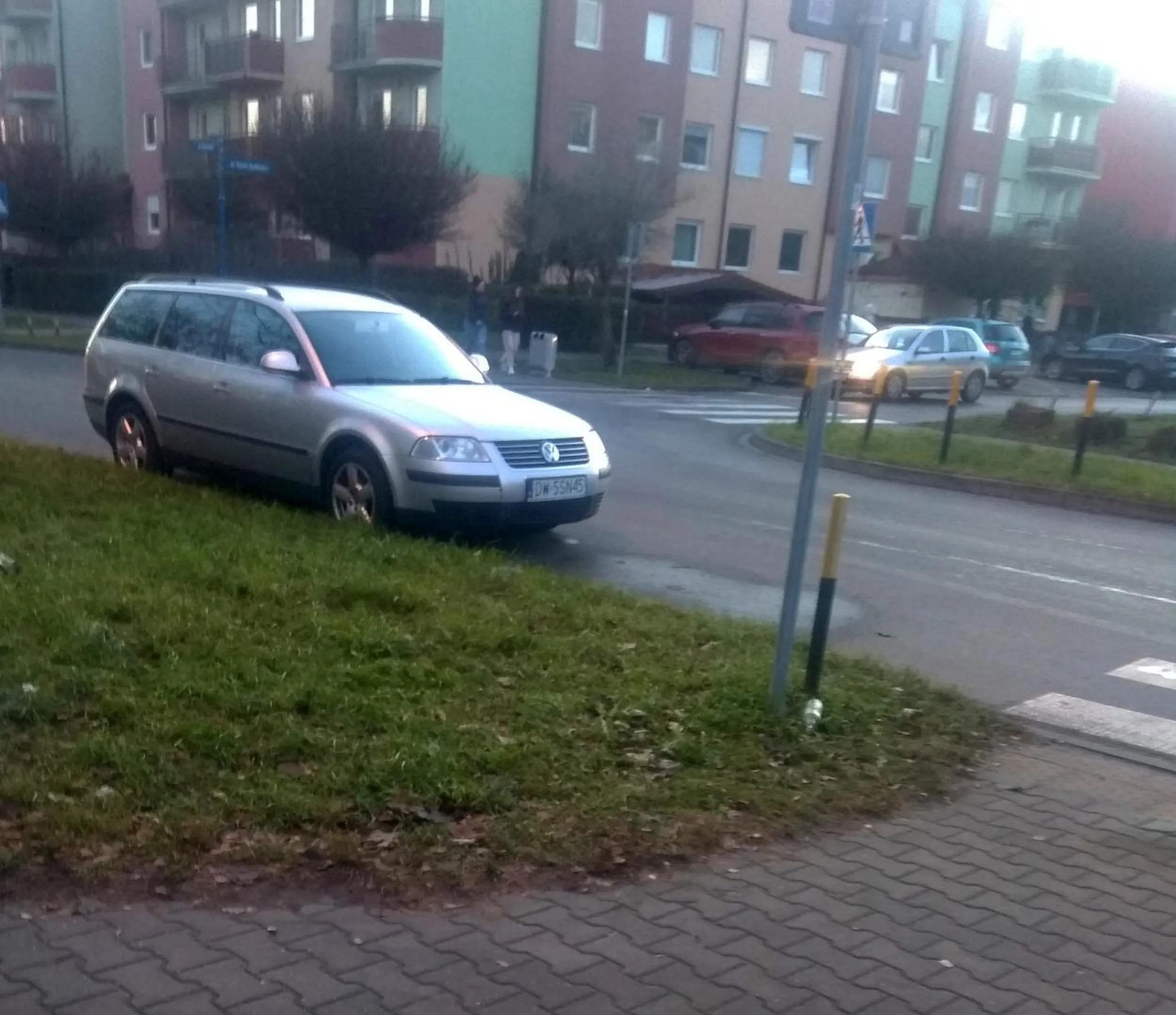 Małpy się nigdy nie nauczą. Nie dość że za blisko przejścia, to jeszcze w obrębie skrzyżowania. Strońska/Wandy Rutkiewicz, Wrocław