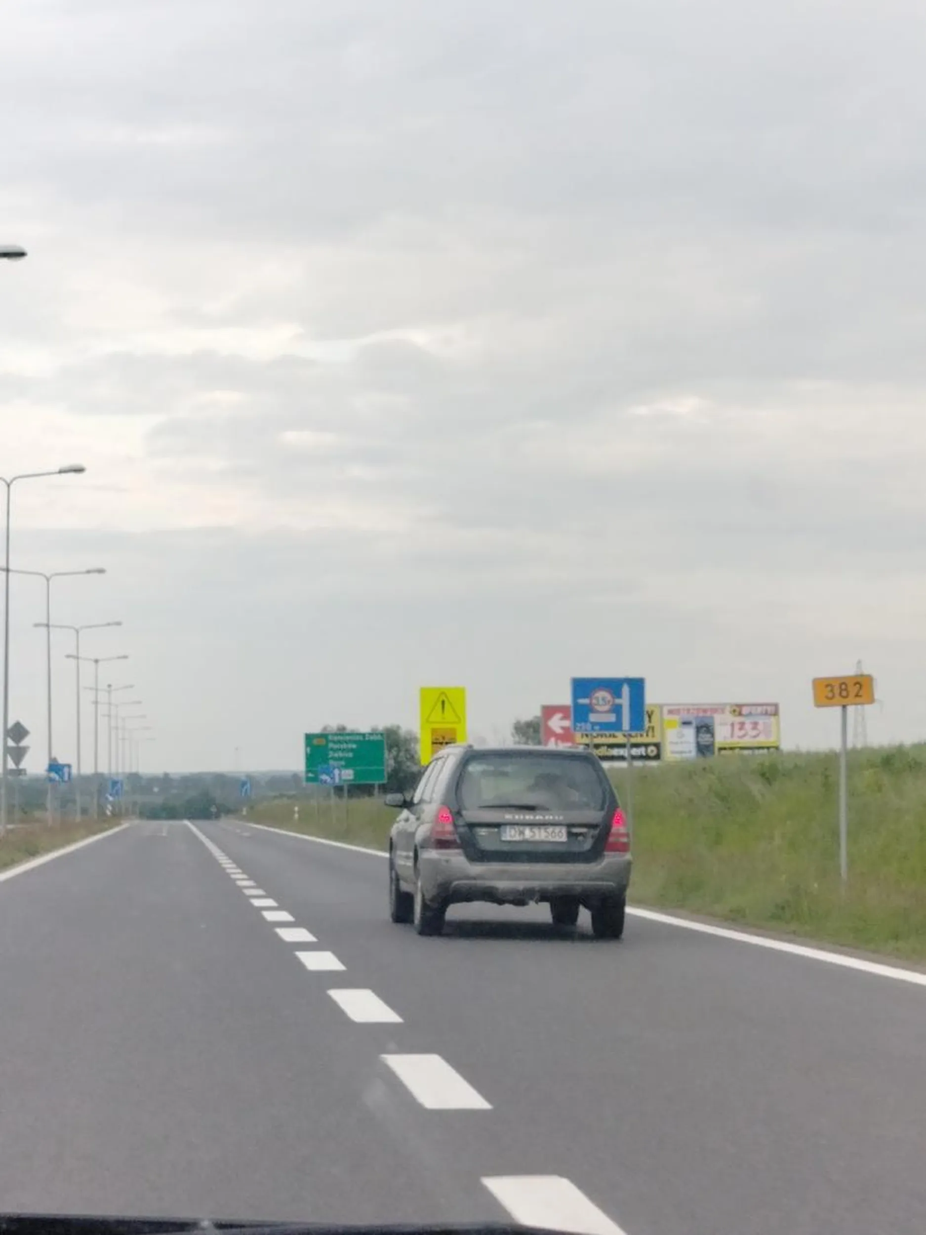 Nie wiem czy ty pijany czy ty na telefonie ale szanuj zdrowie bo do rowu to nie raz się wpierdolił byś ?