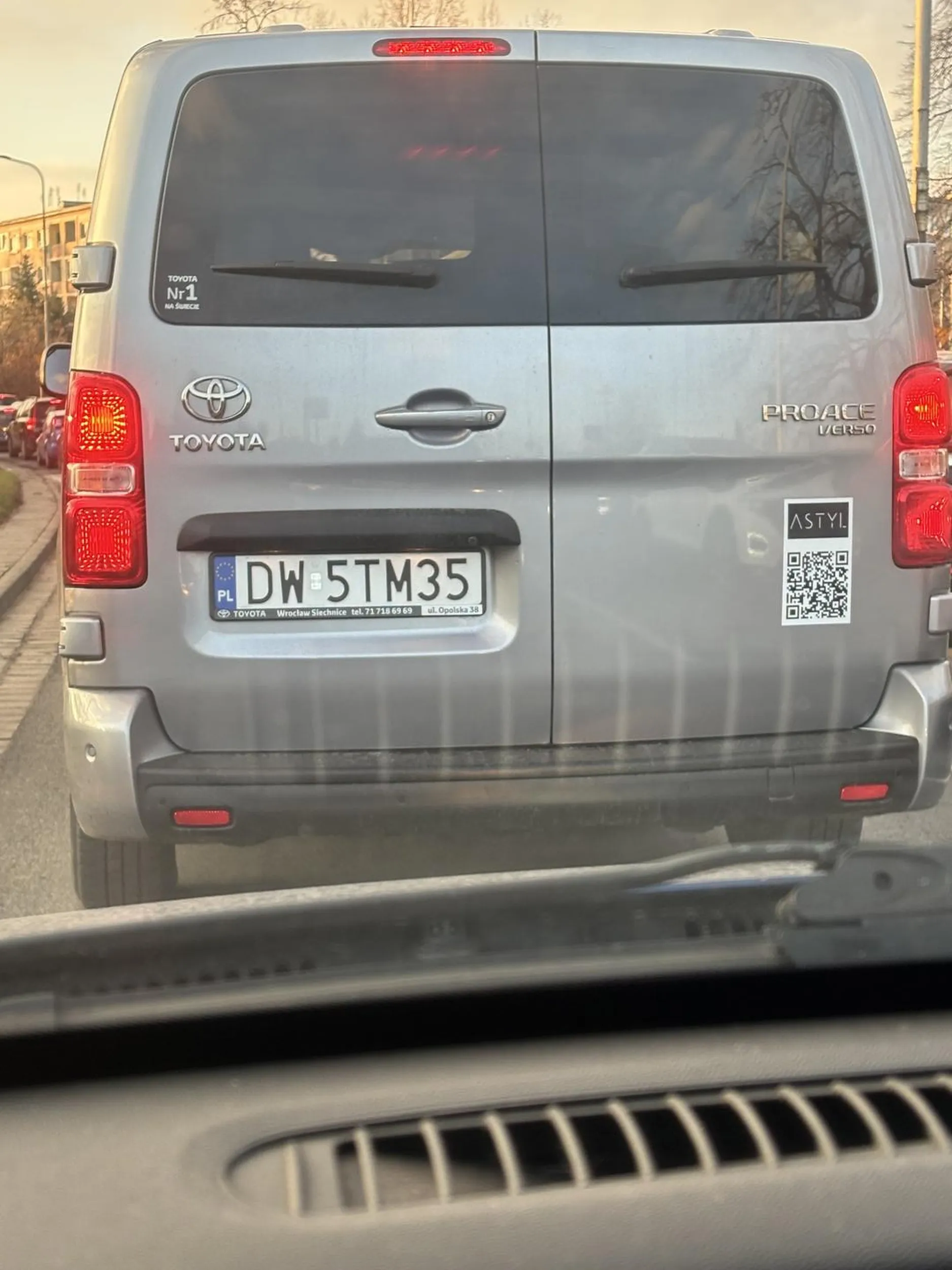 Nie patrzy w lusterka, wjeżdża przed maskę …