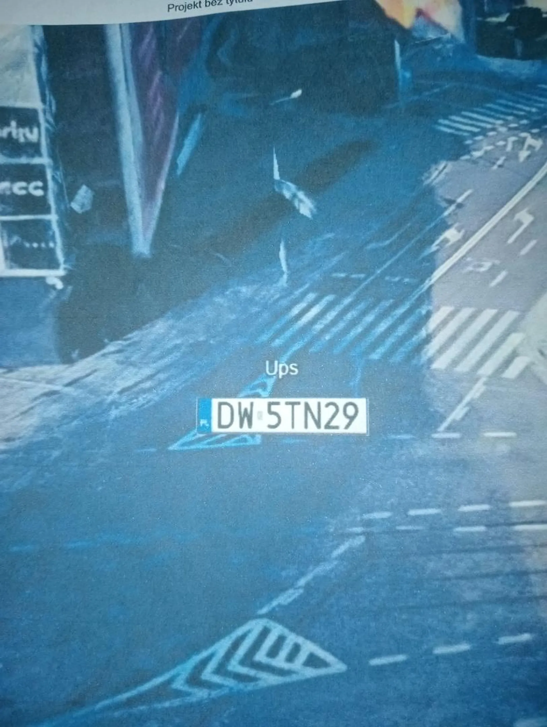 Na skrzyżowaniu ulic Piastowska/Grunwaldzka na pasach ruchu strzałka kierunkowa do skręcania w lewym dolnym rogu sygnalizator kierunkowy w lewo zezwalający na zawracanie na zielonym świetle powyższego wyroku linia pojedyncza przerywana powierzchni wyłącznie z ruchu o kibicowaniu prostym