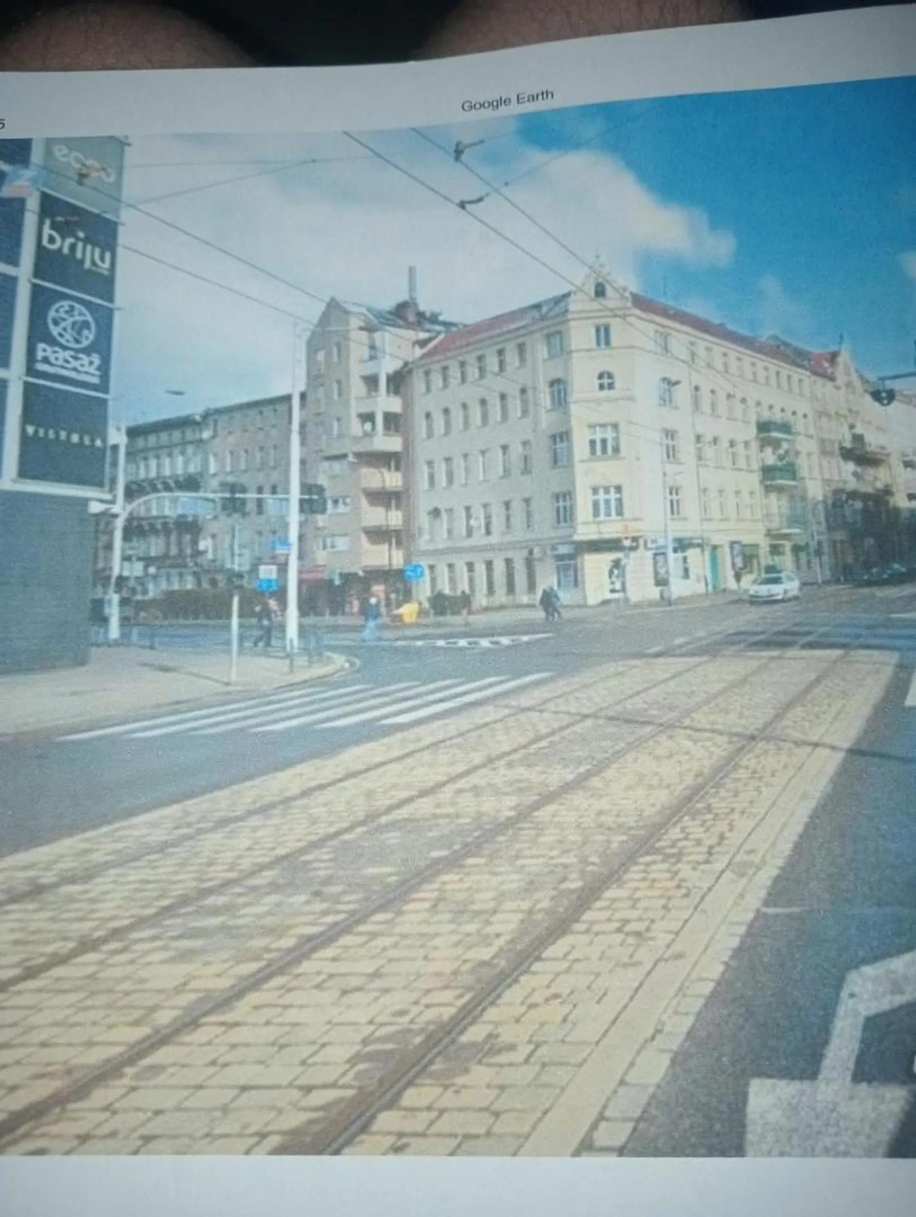 Na skrzyżowaniu ulic Piastowska/Grunwaldzka na pasach ruchu strzałka kierunkowa do skręcania w lewym dolnym rogu sygnalizator kierunkowy w lewo zezwalający na zawracanie na zielonym świetle powyższego wyroku linia pojedyncza przerywana powierzchni wyłącznie z ruchu o kibicowaniu prostym