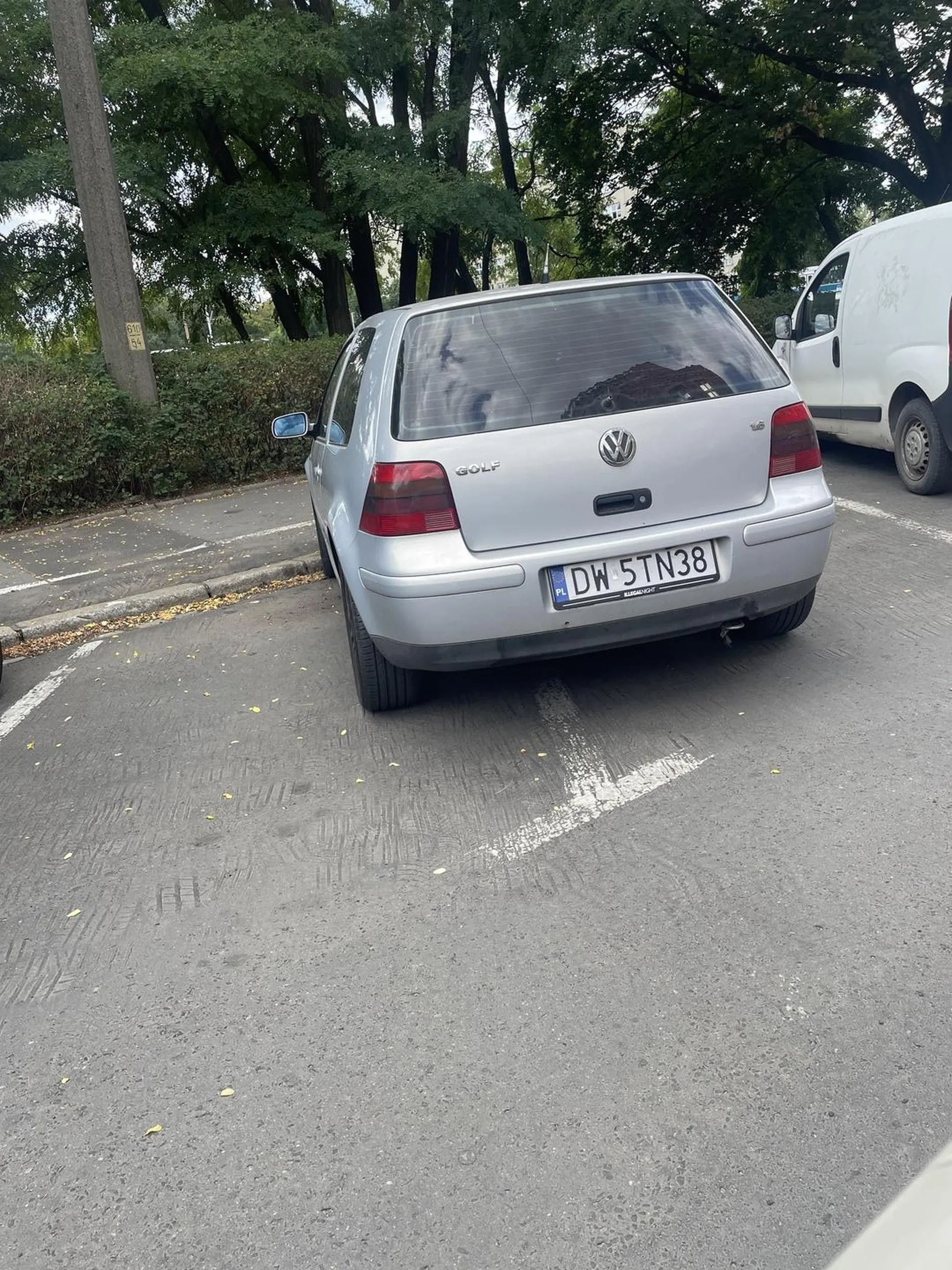 Parkowanie na dwóch miejscach w centrum Wrocławia, gdzie brakuje parkingów- złota odznaka parkowania należy do Ciebie.