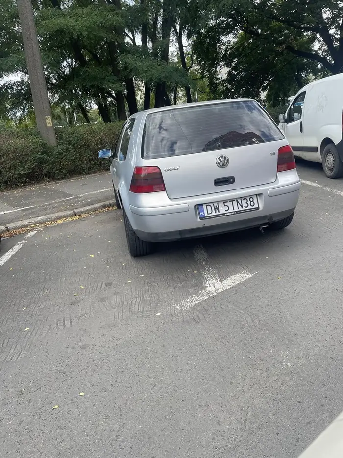 Parkowanie na dwóch miejscach w centrum Wrocławia, gdzie brakuje parkingów- złota odznaka parkowania należy do Ciebie.