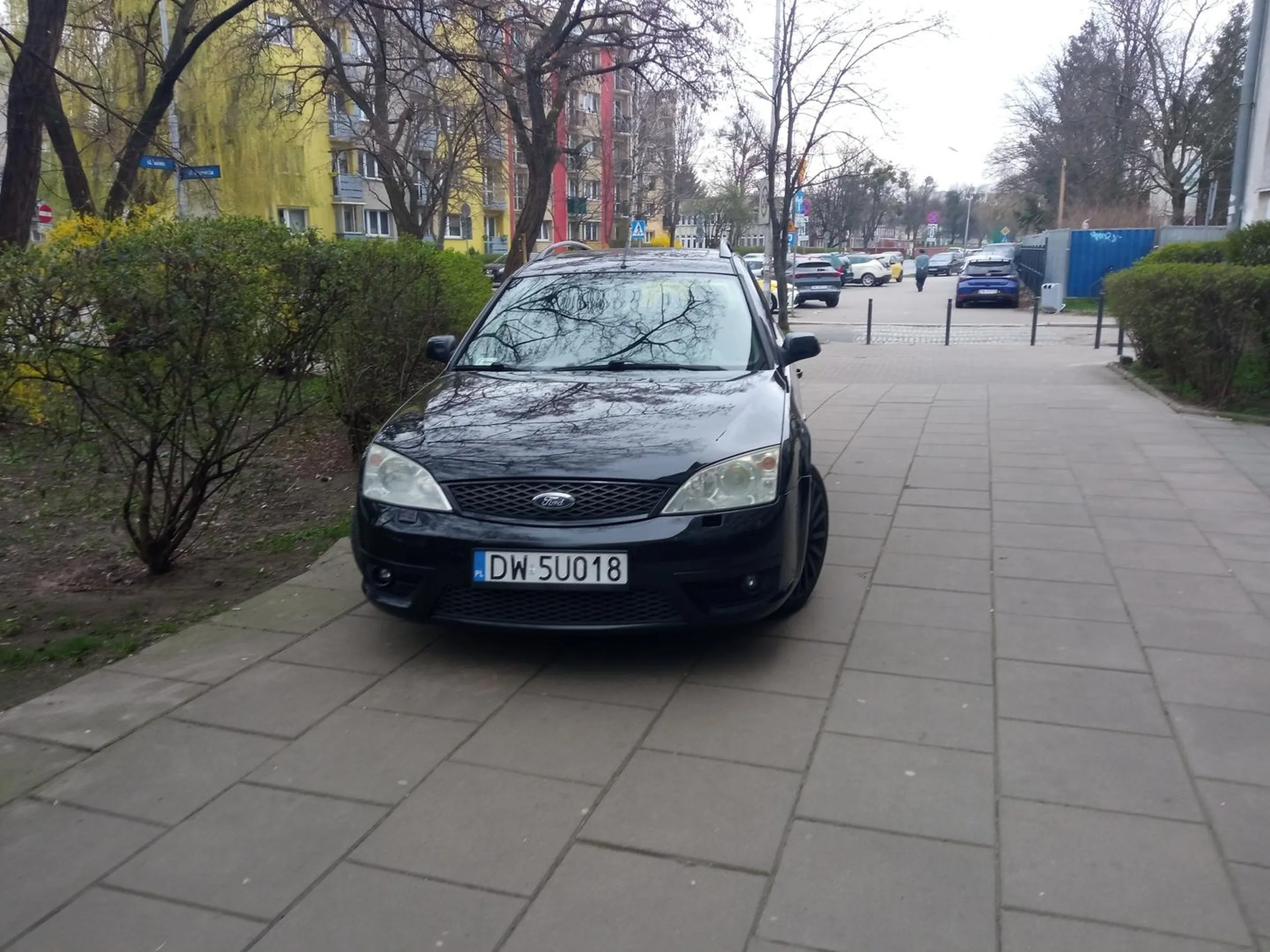 Mistrz parkowania. Pewnie kolejny, który w cudowny sposób przefrunął nad chodnikiem:)