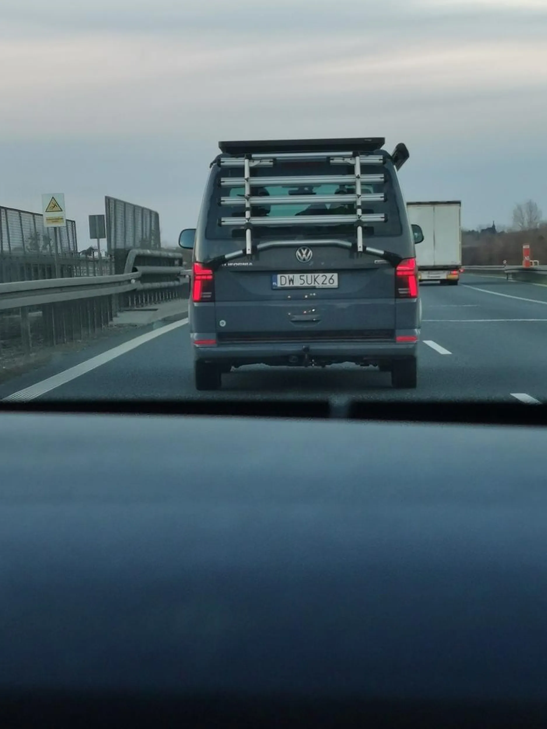Głupi kierowca. Nie potrafi jeździć po autostradzie. Nie patrzy w lusterka, po prostu zjeżdża na lewy pas bez upewnienia się, czy jakiś pojazd się tam znajduje.