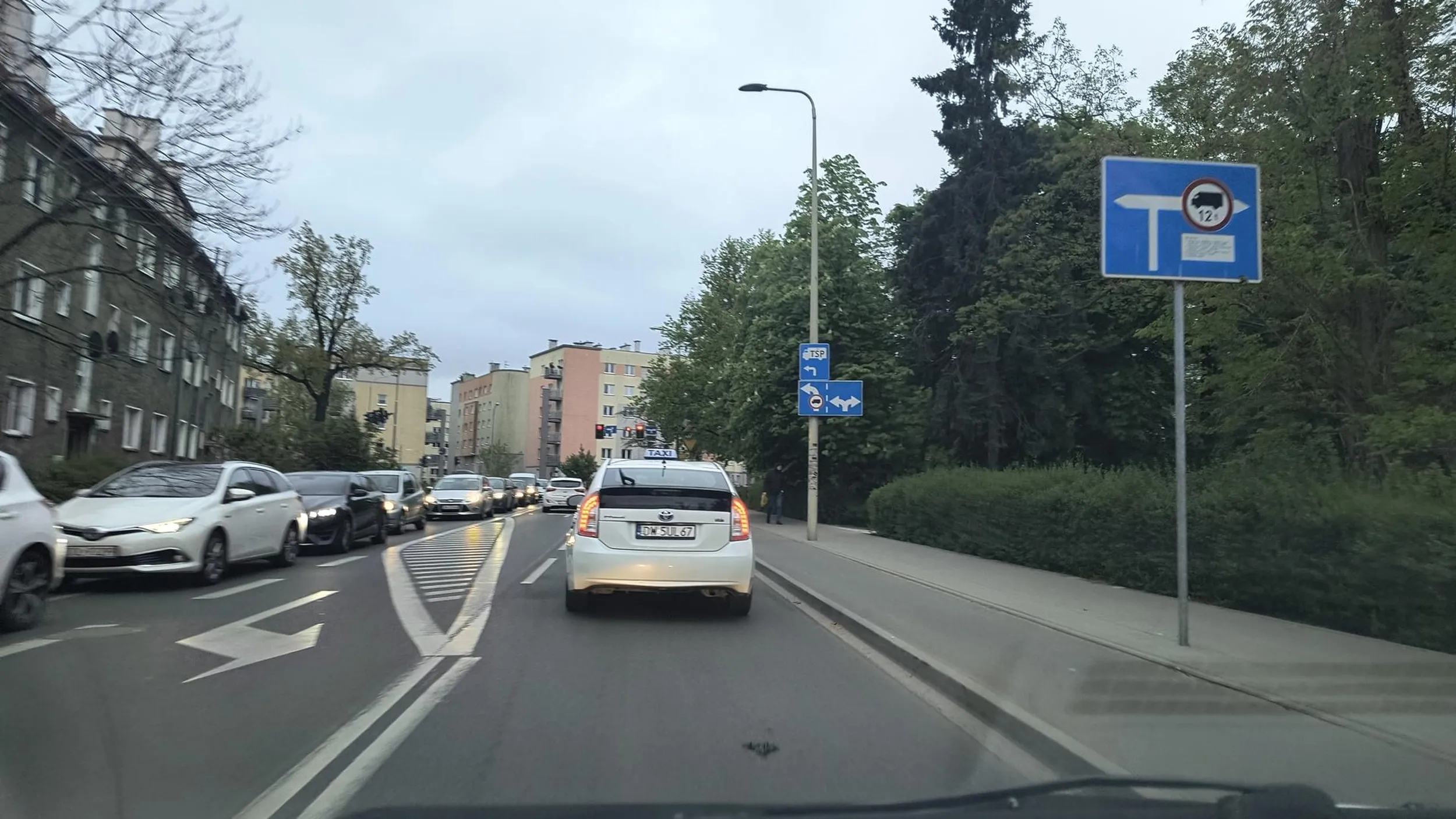 Paź z taksówki jedzie pod prąd i wymusza pierwszeństwo. Zawodowy kierowca a jeździć nie potrafi. Wstyd!!!!