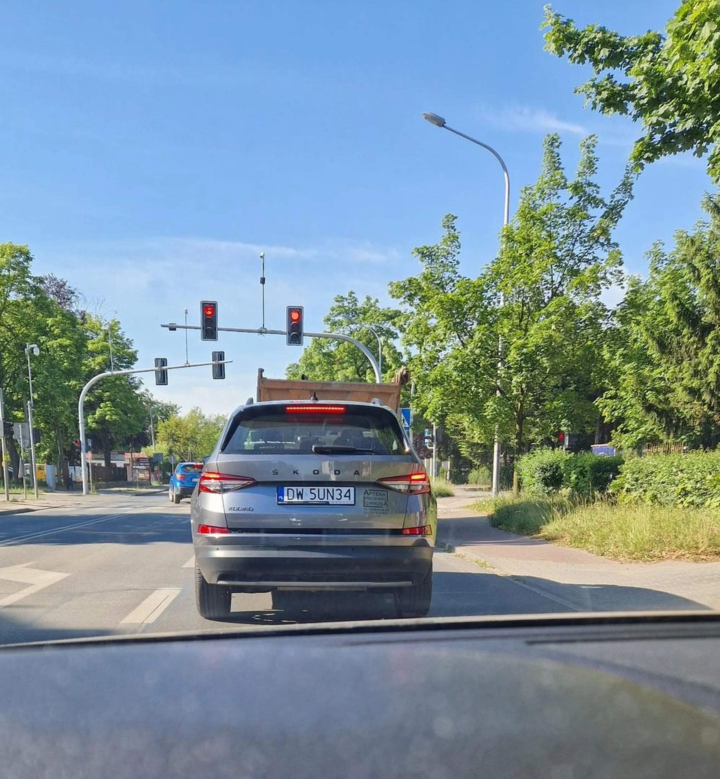 Paniusia myśli, że jak ma Suva, to wszystko jej wolno, lecz skromne TSI w 1.4 na to nie pozwala... Wyskakuje z podporządkowanej i mało nie wjeżdża w bok innego pojazdu, nie wiedząc o co chodzi, nie wspominając o jeździe pod prąd na legnickich Bielanach. Prawko wygrane na jakiejś loterii, tak mniemam.