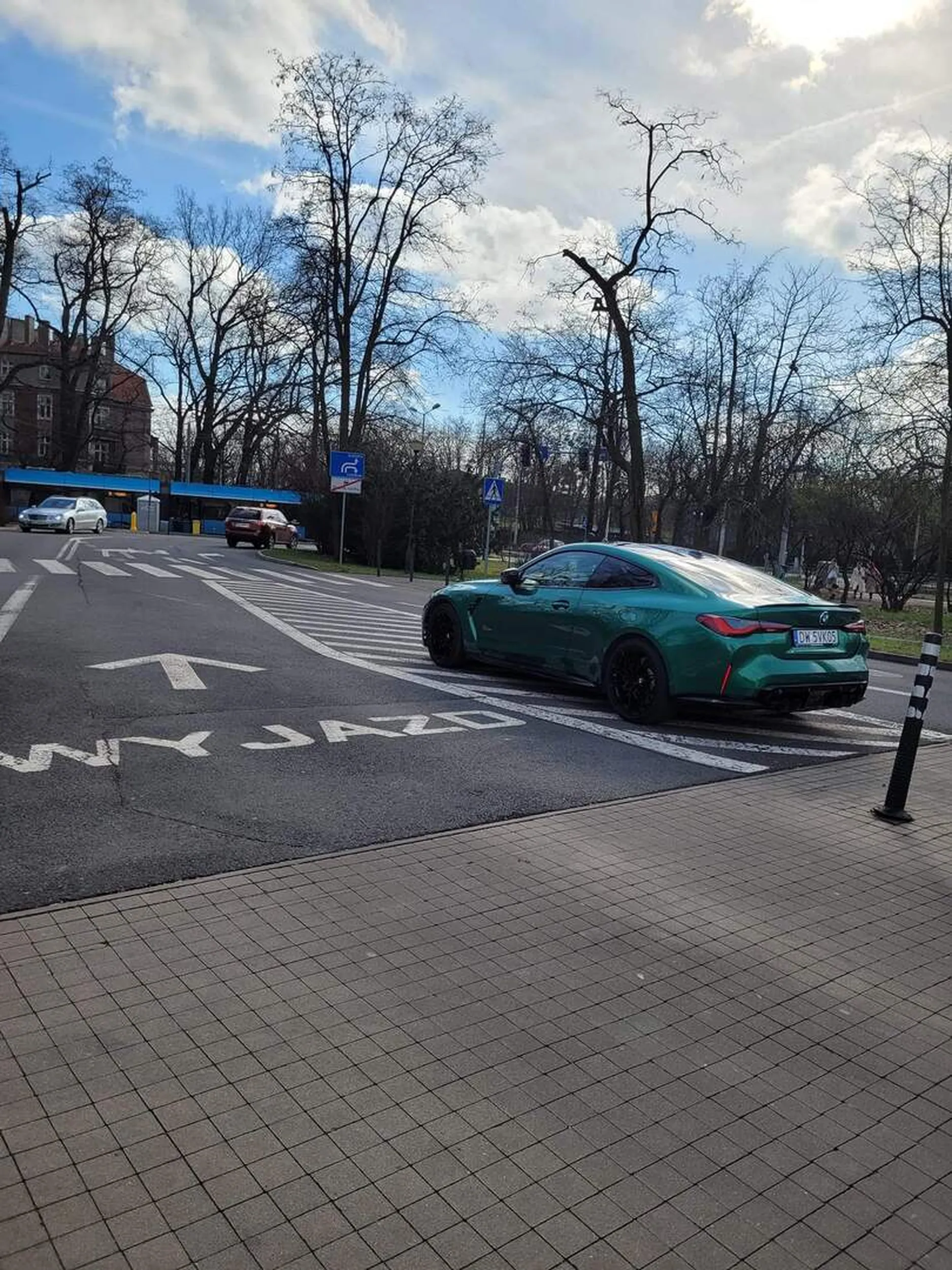 Typ parkuje jak pi*da w idiotycznych miejscach. Tutaj żal było 5zl za parking. Wieś śpiewa, tańczy, pierdzi i strzela wydechem. Współczuję kompleksów.