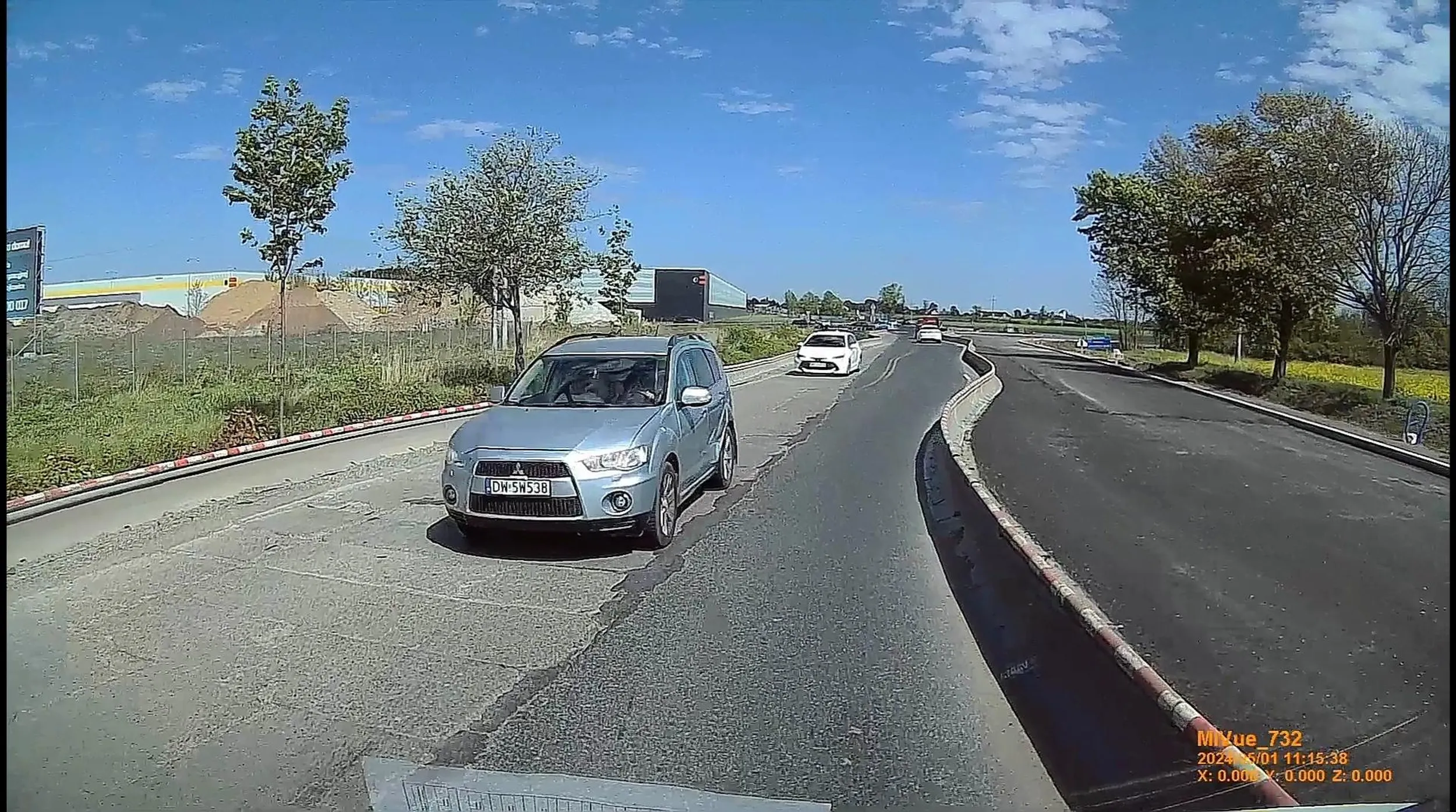 Jedziesz środkiem, uderzasz w lusterko oznakowanego ambulansu i jedziesz dalej jak gdyby nigdy nic ?