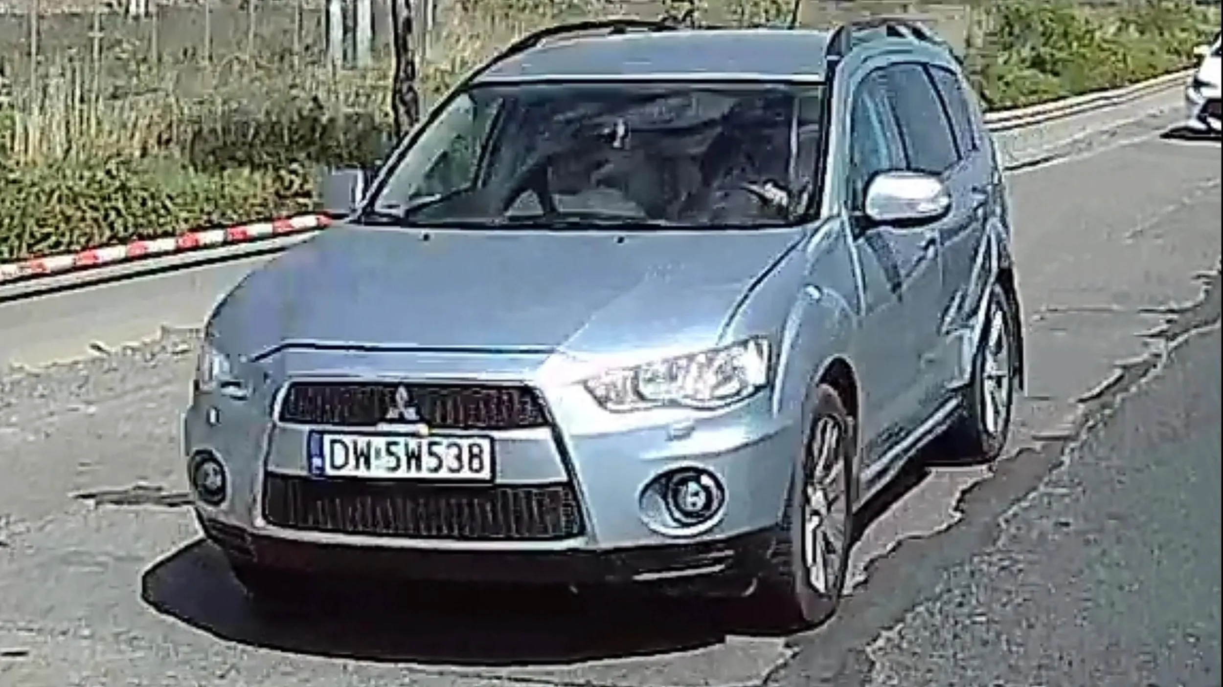 Jedziesz środkiem, uderzasz w lusterko oznakowanego ambulansu i jedziesz dalej jak gdyby nigdy nic ?