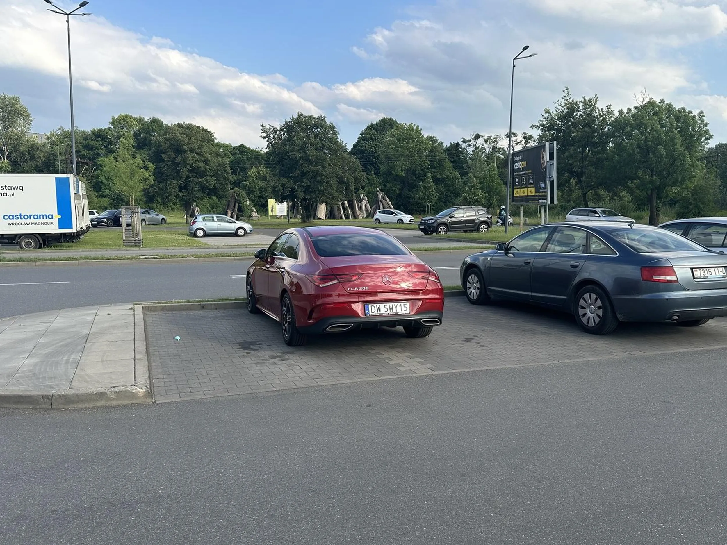 Ego kolegi jest takie wielkie że zajmuje 2 miejsca parkingowe