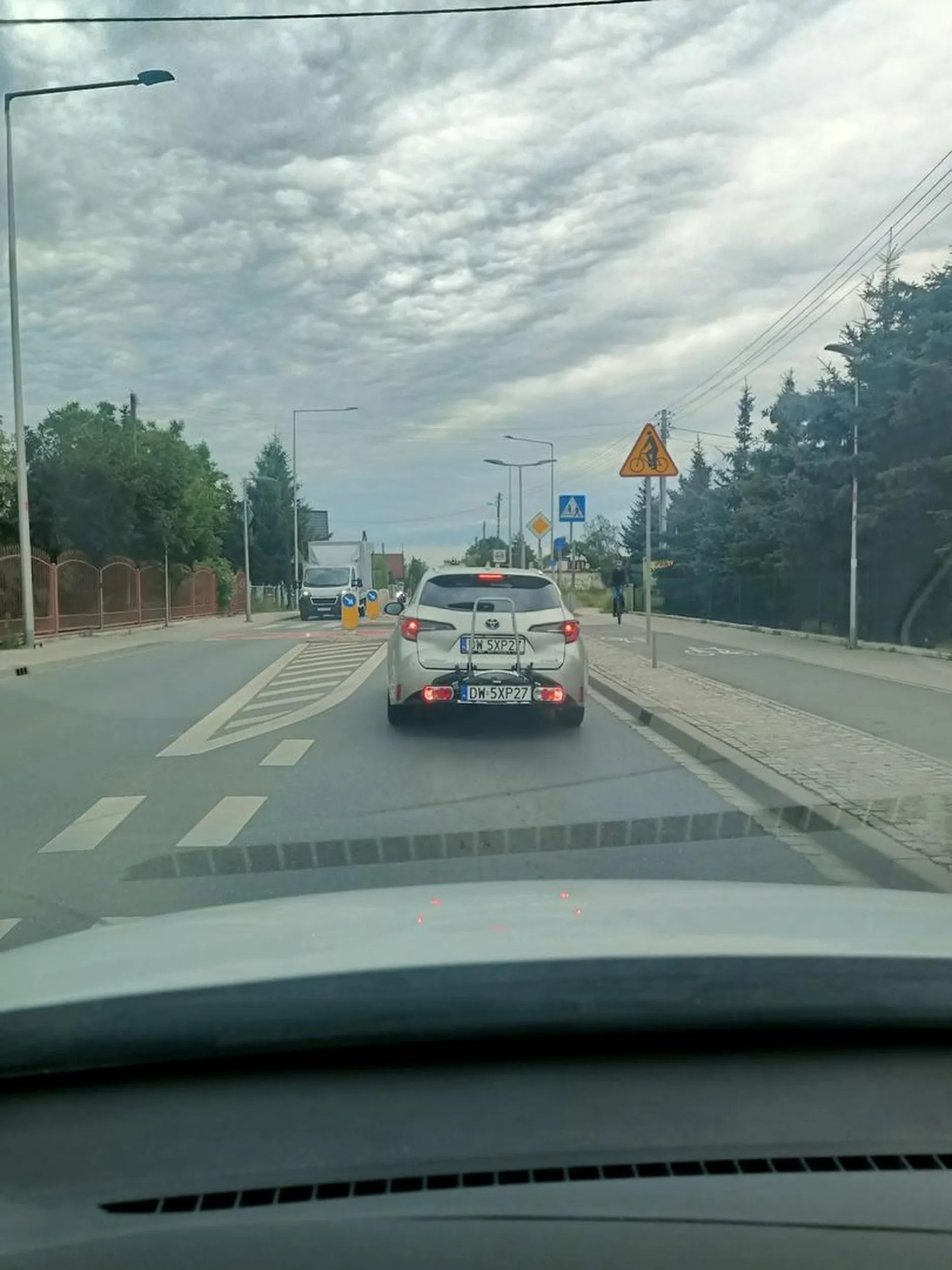 Pan najpierw daje znać, że puszcza, a następnie rusza z impetem. Sytuacja powtarza się 2 razy. Możliwe działanie w celu wyłudzenia odszkodowania.