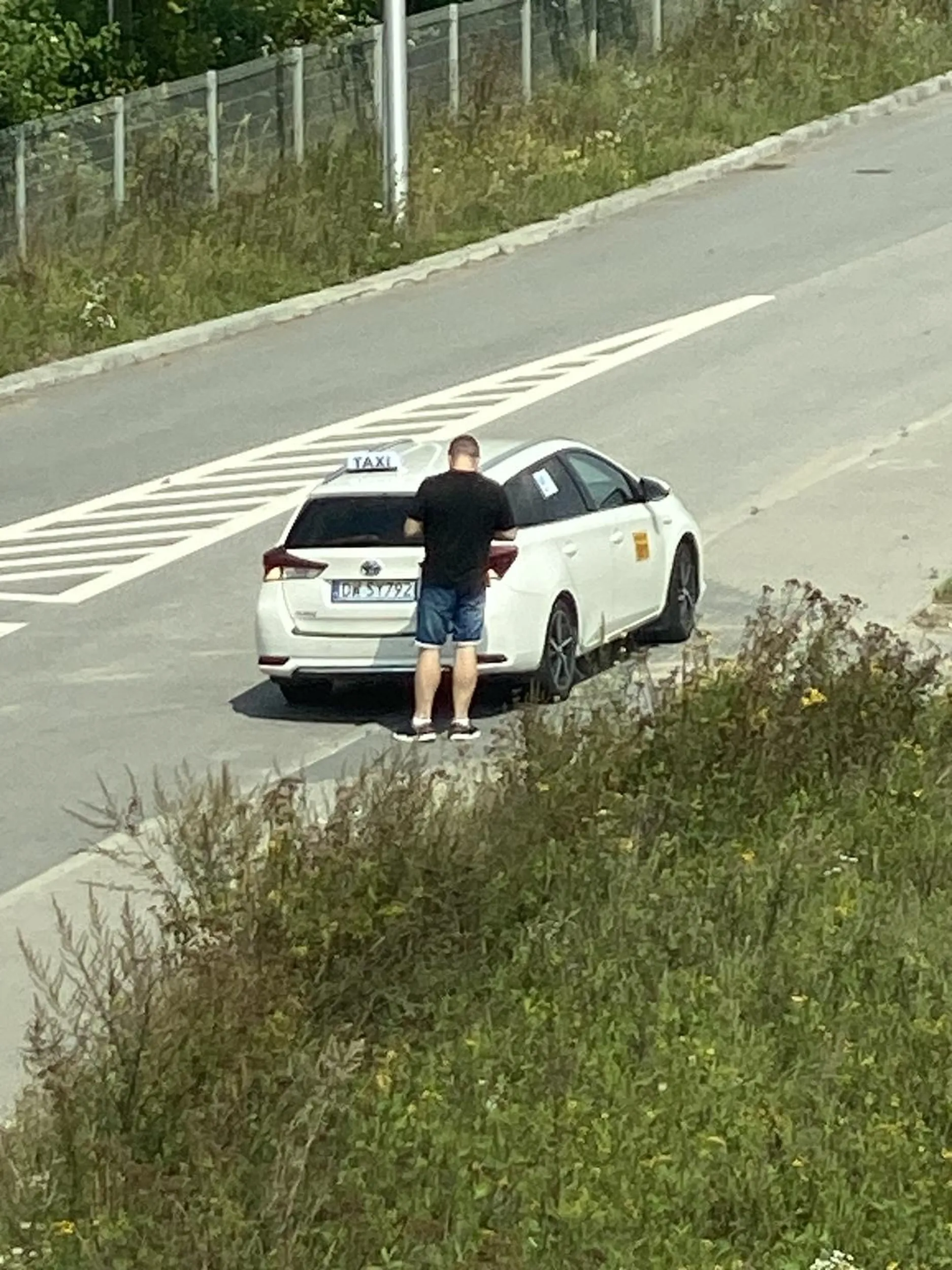 Taksiarz oddaje mocz pod oknami zamiast na stacji w toalecie.