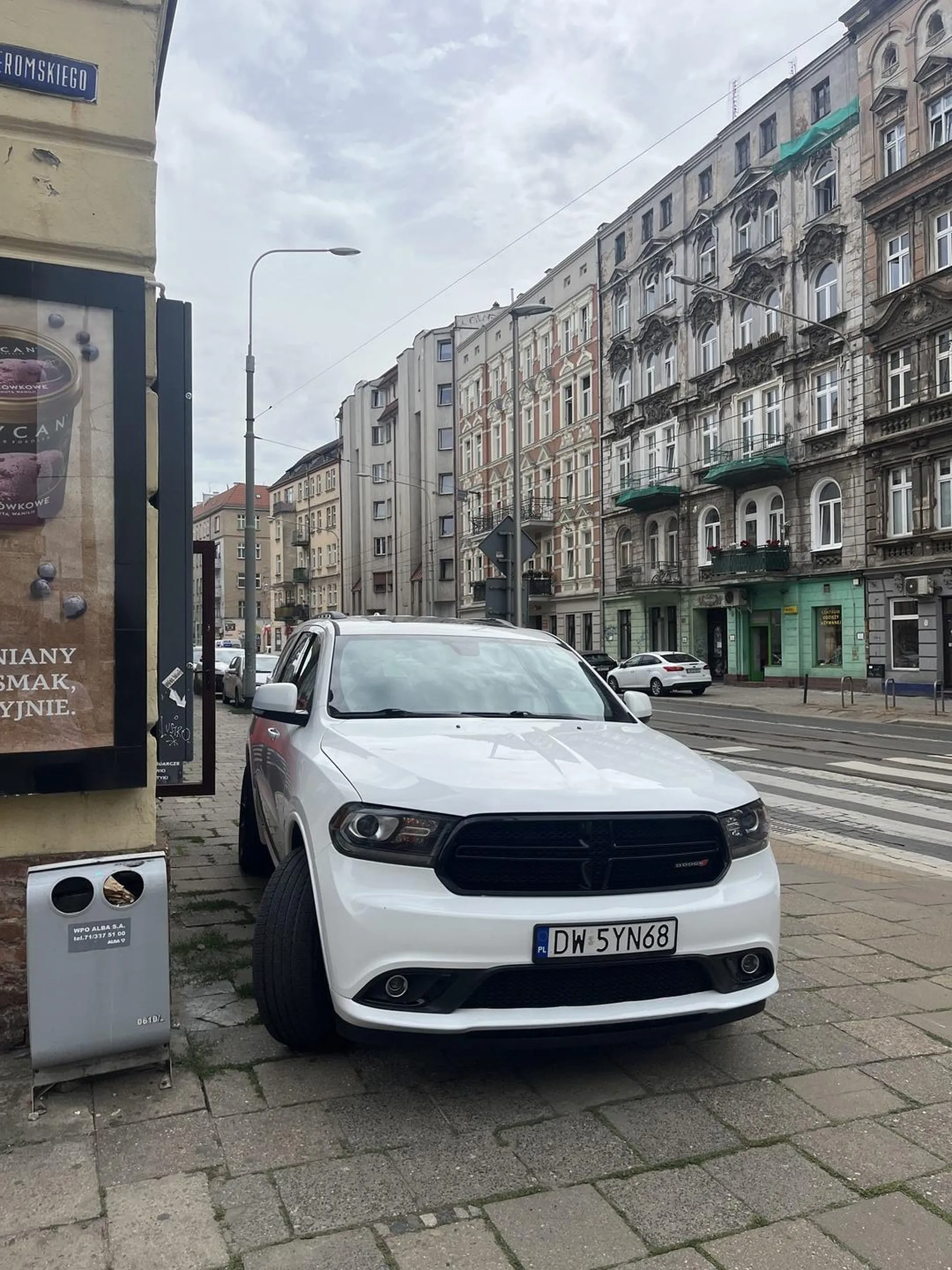 Burak parkuje na środku chodnika, między przejściami dla pieszych