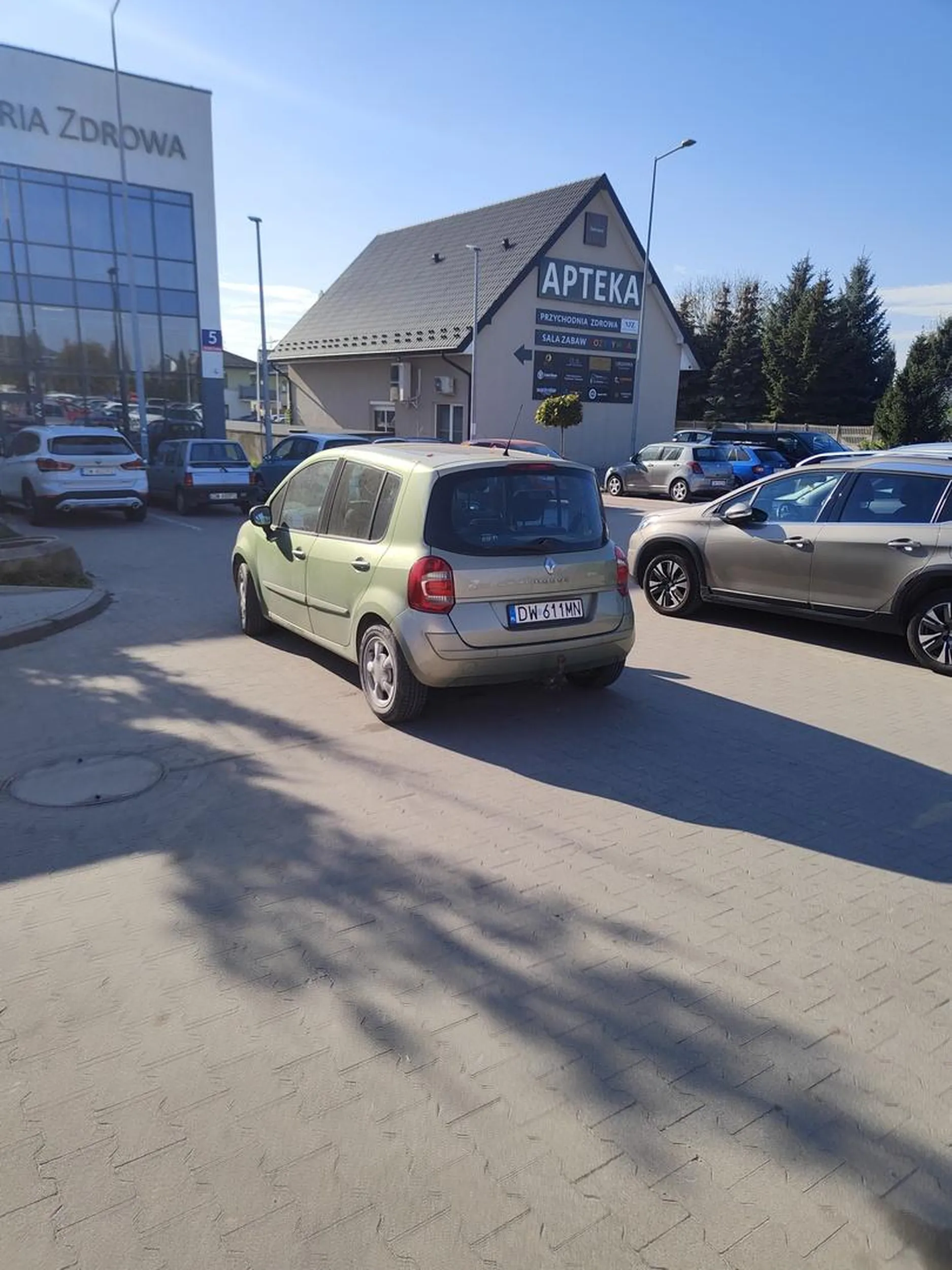 Gratulacje za zablokowanie kilku aut parkując na środku drogi.