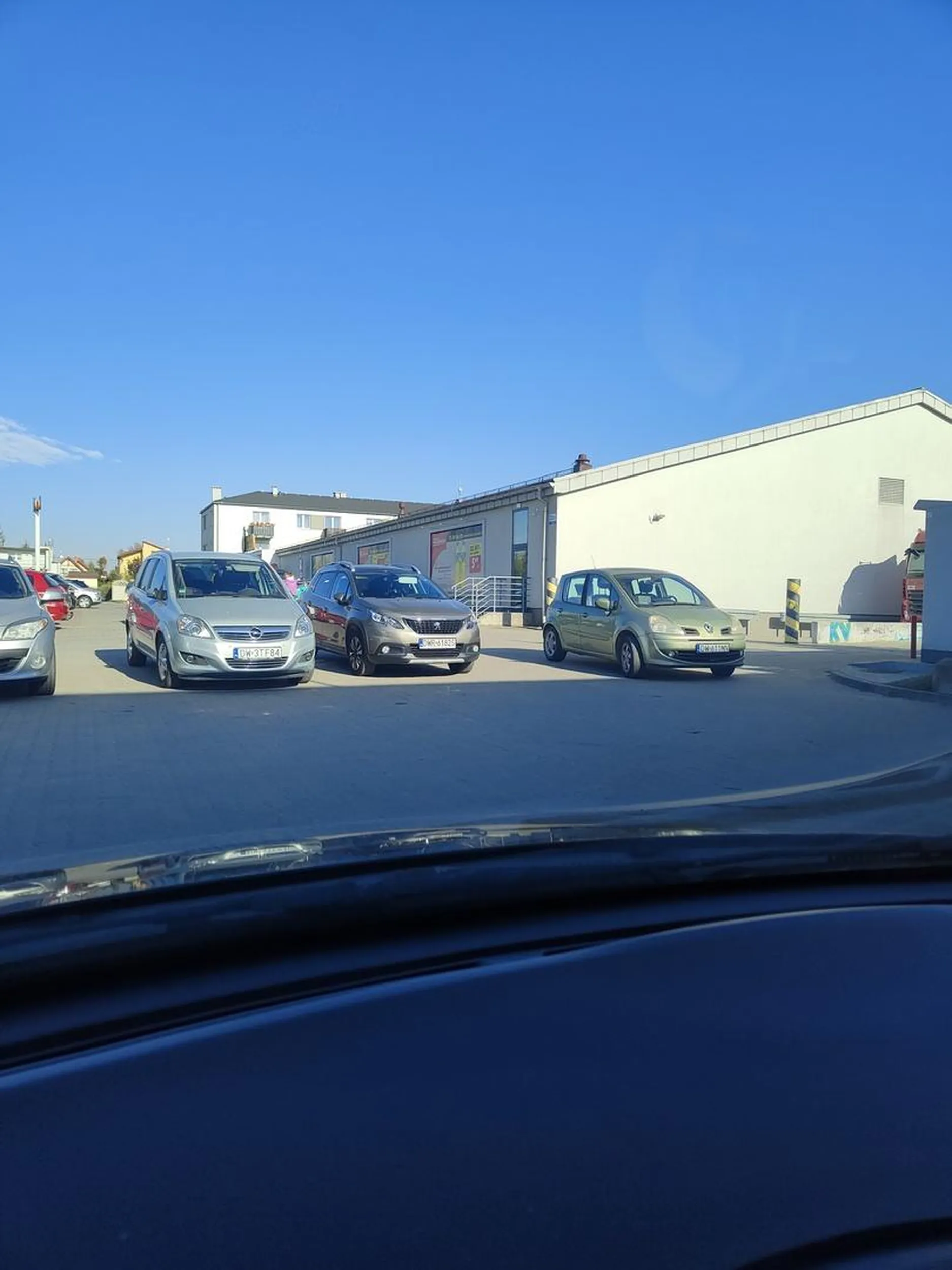 Gratulacje za zablokowanie kilku aut parkując na środku drogi.