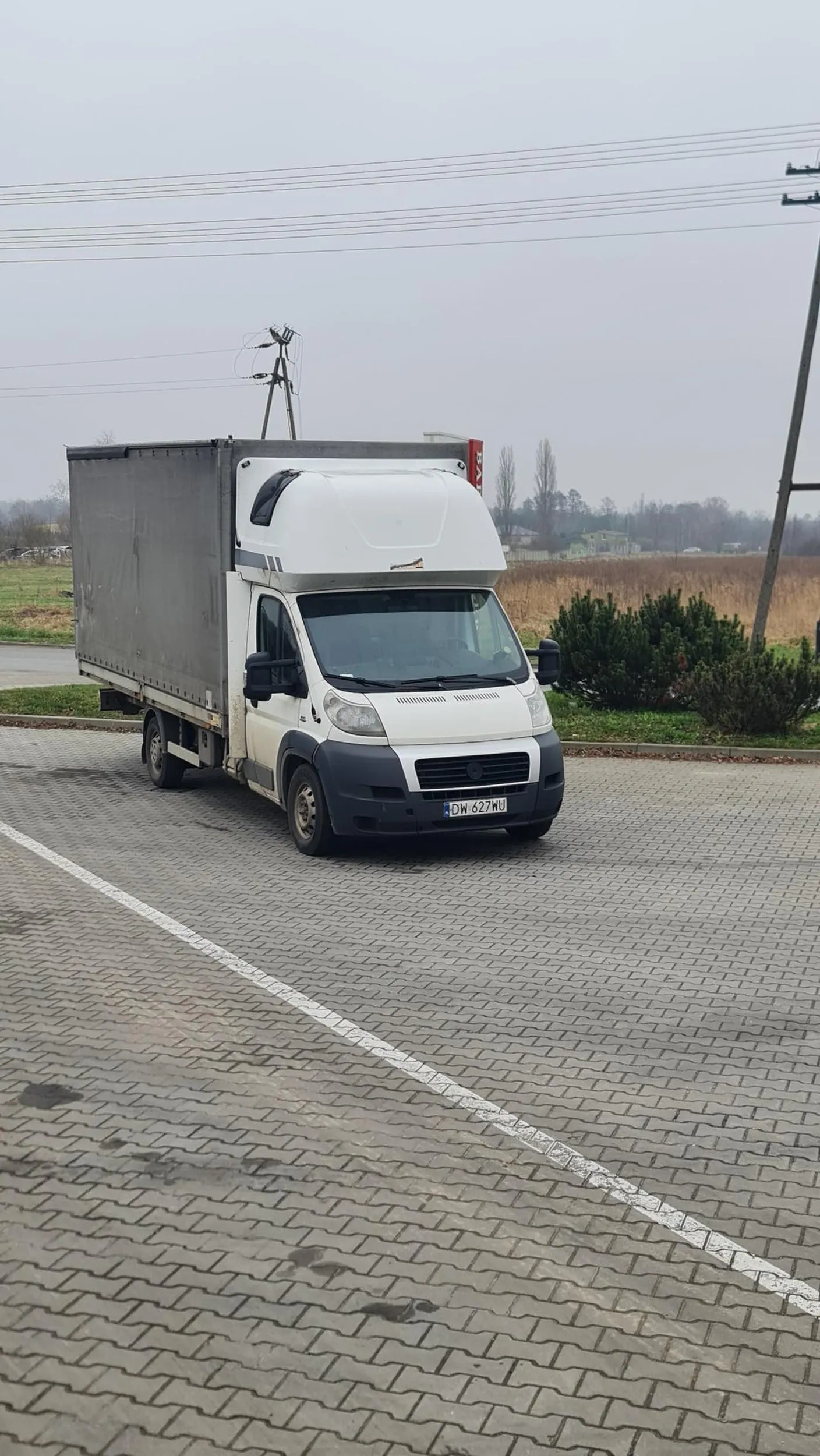 Moze komuś nie zginął? Stoi na parkingu gdzie obsługują tylko cysterny spożywcze