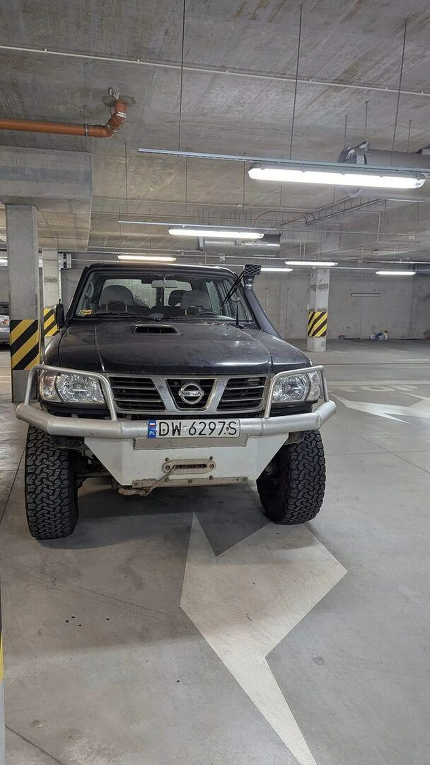 Ludzie! Nie kupujcie tego Patrola. Gość już któryś raz przyjeżdża z kolegą do nas na myjnię po ostrej jeździe... która była w środku. Samochód jest tak usyfiony odchodami i spermą, że ubieramy kombinezony do mycia, bo się boimy. Ostatnio była też krew. Twoja dziewczyna i tak się dowie, a kogoś może to uchroni