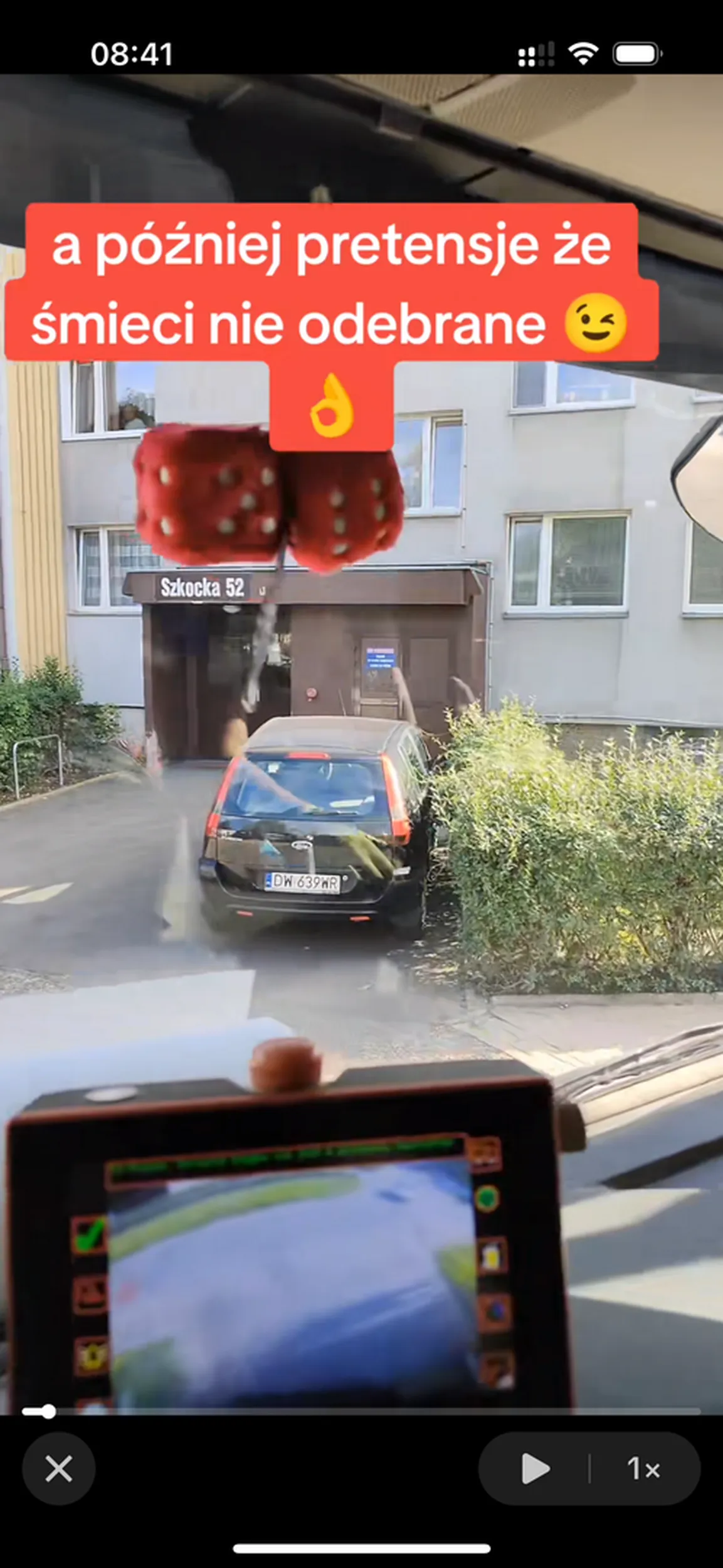 Uwielbia stawać pod zsypem i zastawiać drogę śmieciarce