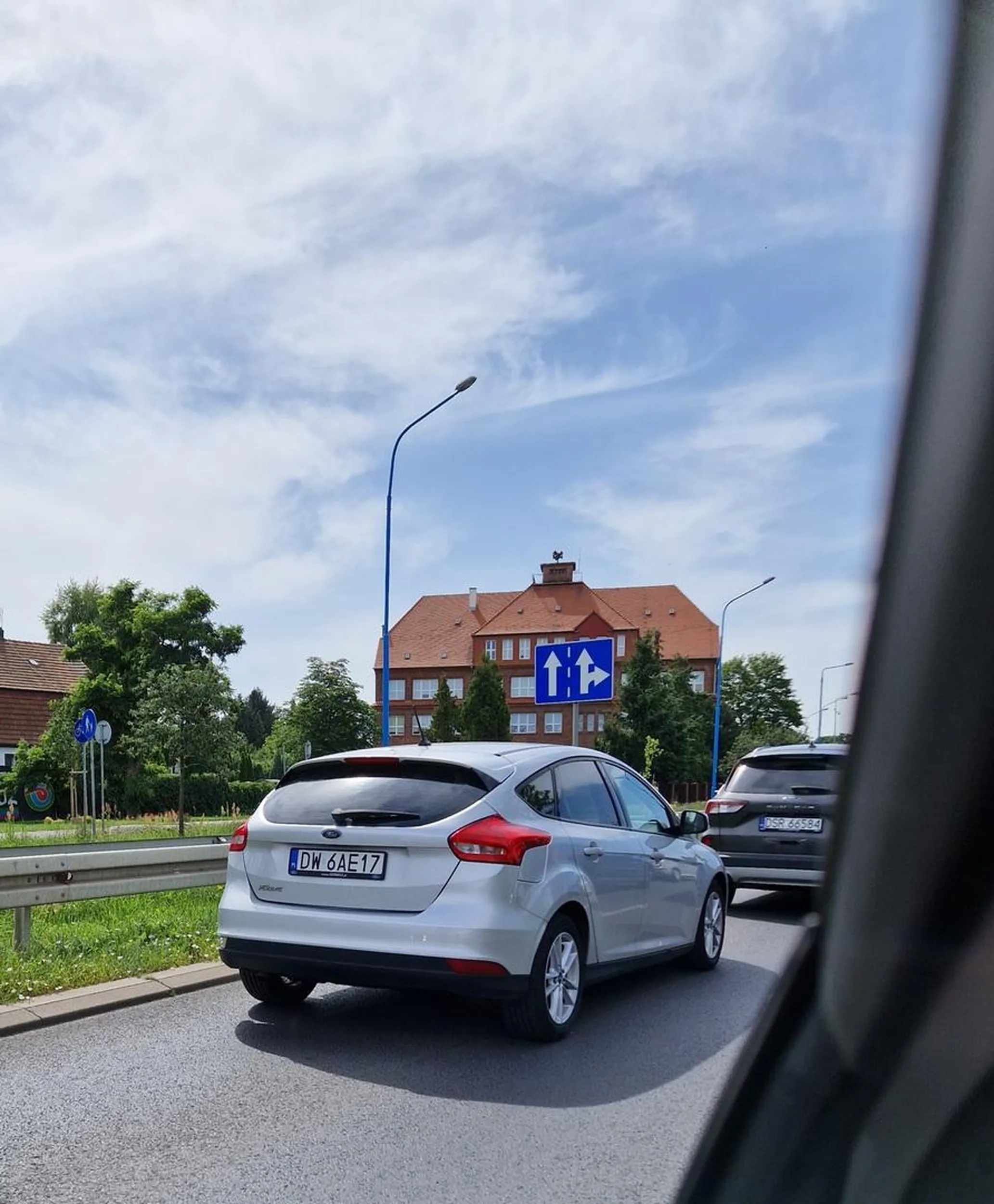 Uwaga. Jeździ po Legnicy pod wpływem narkotyków i alkoholu. Nie stosuje się do sygnalizacji świetlnej oraz znaków poziomych i pionowych. Od razu proszę dzwonić na Policję jak zobaczycie go na drodze, celem kontroli!
