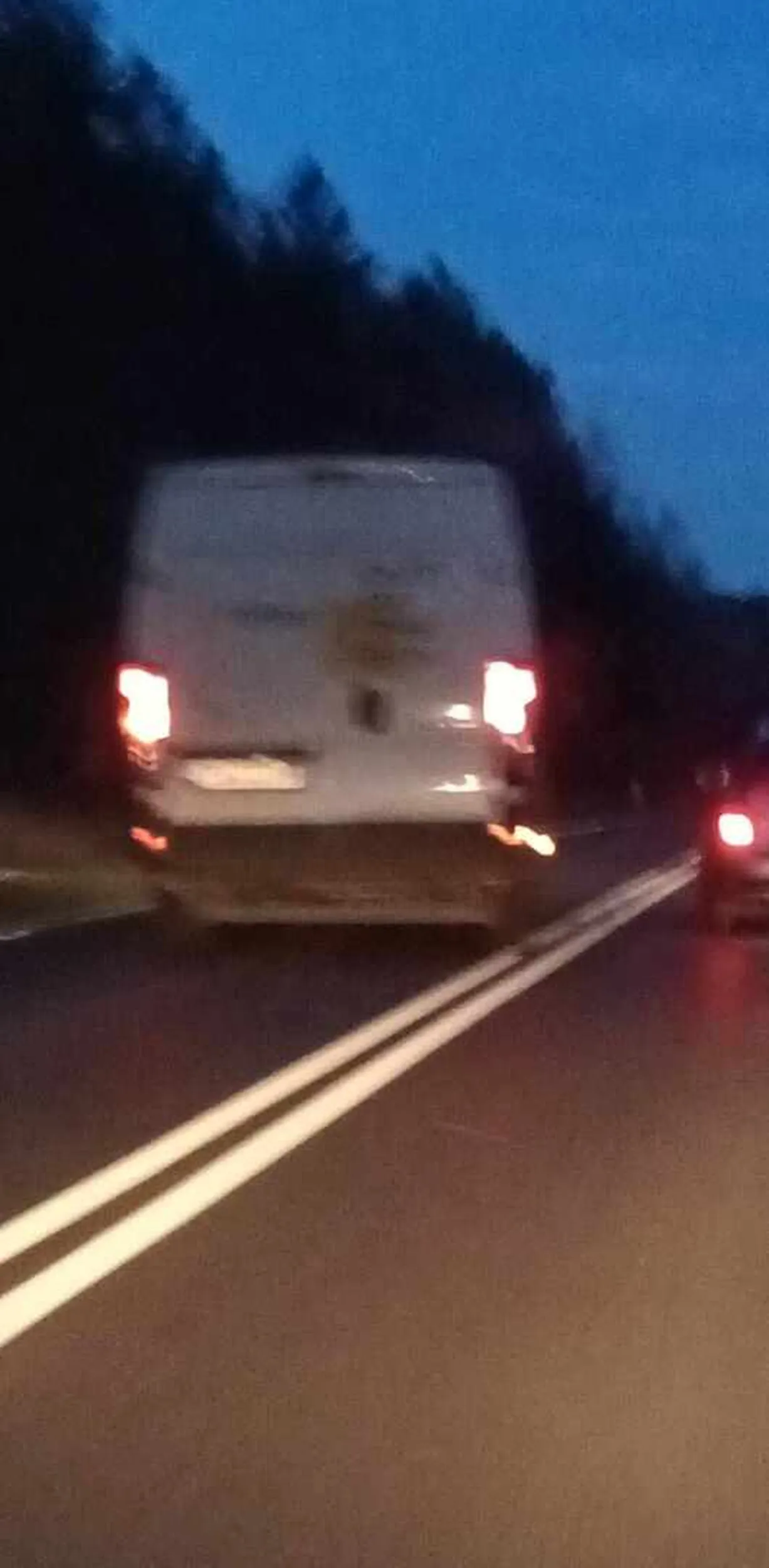 Dosłownie kretyn, który najpierw trzyma się na zderzaku, po wyprzedzeniu gwałtownie hamuje, dodatkowo wyprzedza innych na podwójnej ciągłej i stwarza realne zagrożenie