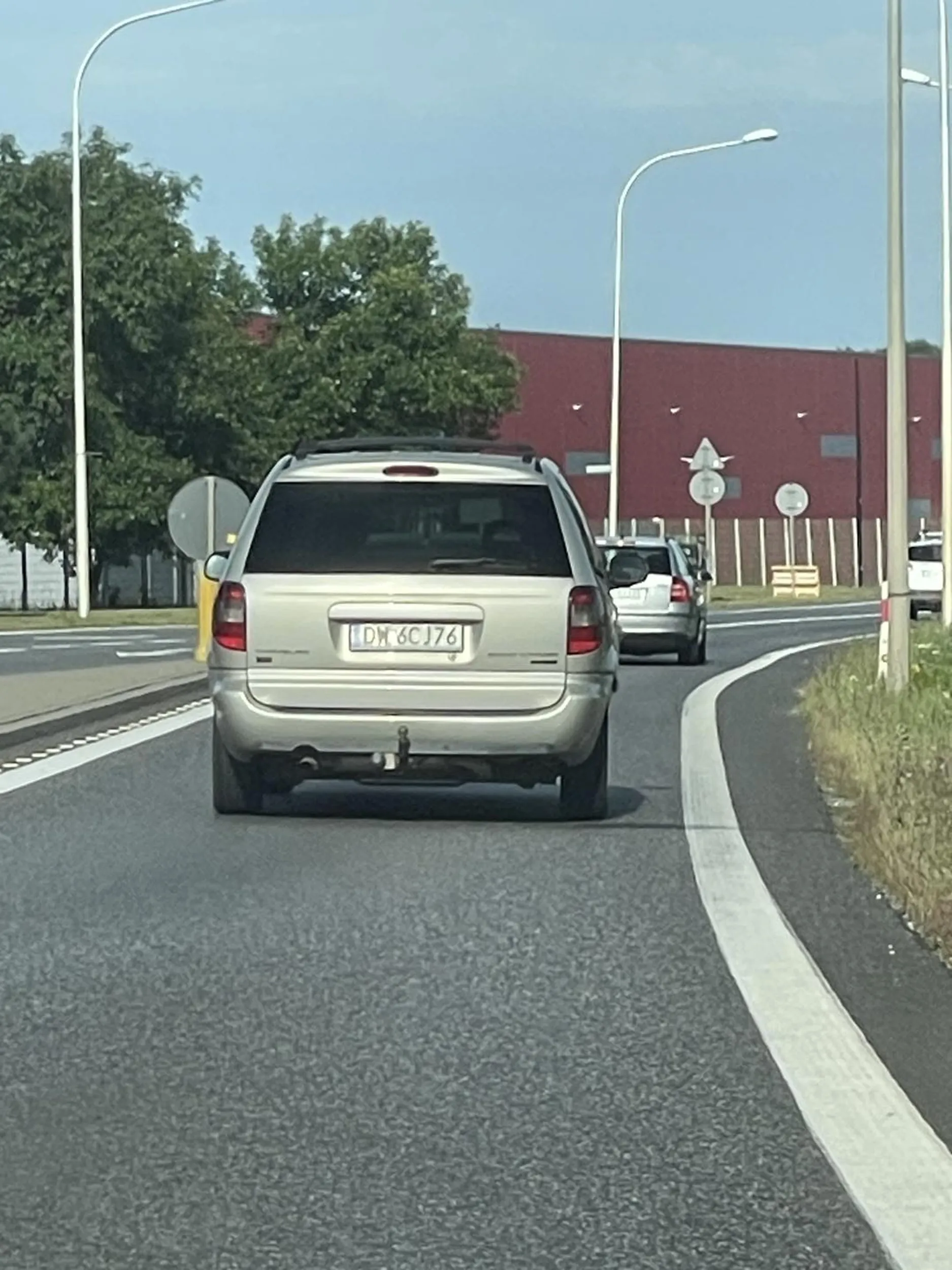 Gruba wstrętna świnia wyrzuca kiepy przez okno. Ciekawe czy tak w domu krowa robi syf.. żenujące babsko!