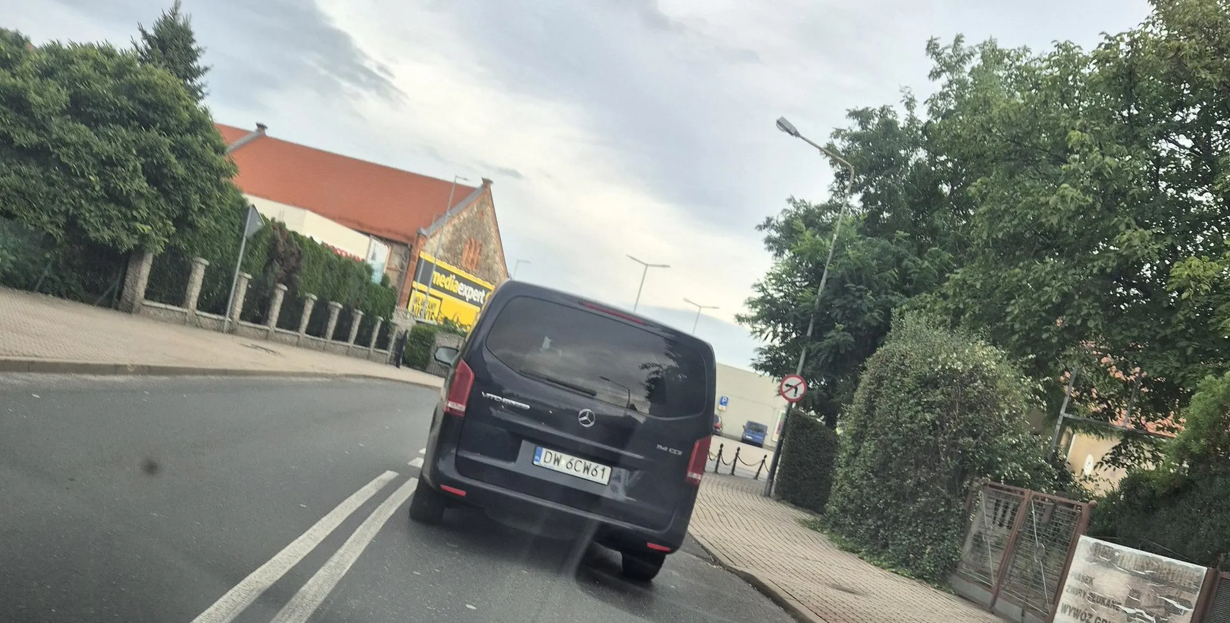 Tepa piz*a za kierownicą. Bez kierunkowskazów wpi**dala się przed maskę i jedzie jak ciec. Uważać na bezmozga