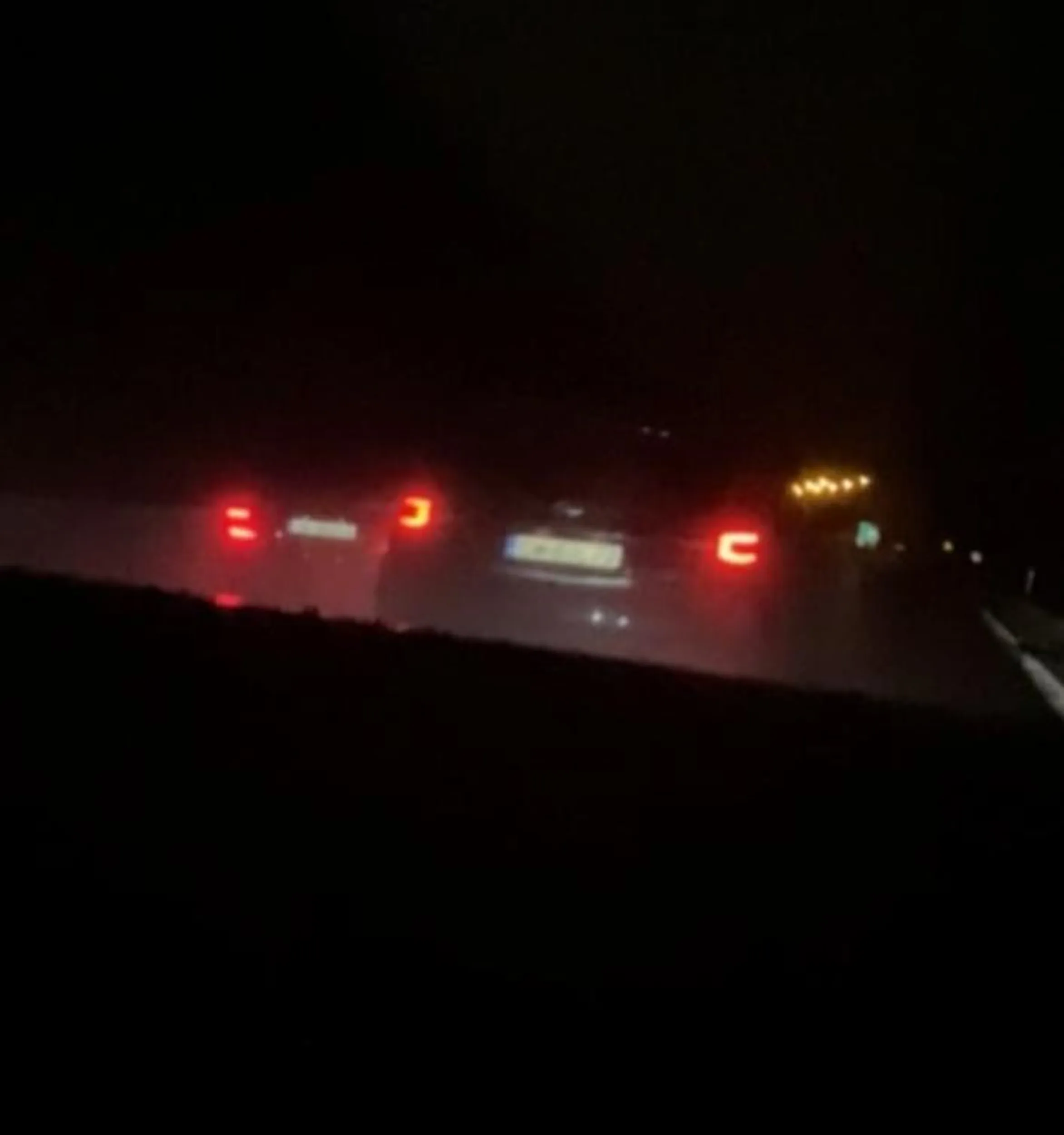 Człowiek którego nie umiałbym opisać bez przeklinania. Jedzie przez 500m lewym pasem robi z siebie szeryfa po czym jak się da znać jednokrotnie światłami zaczyna robić jakiś pościg narażając ludzi dookoła. Siedzi na zderzaku po czym wymija prawym mieszcząc się na żyletki pomiędzy dwa samochody po czym zaczyna wyhamowywać niemalże do zera i ucieka na czerwonym świetle.