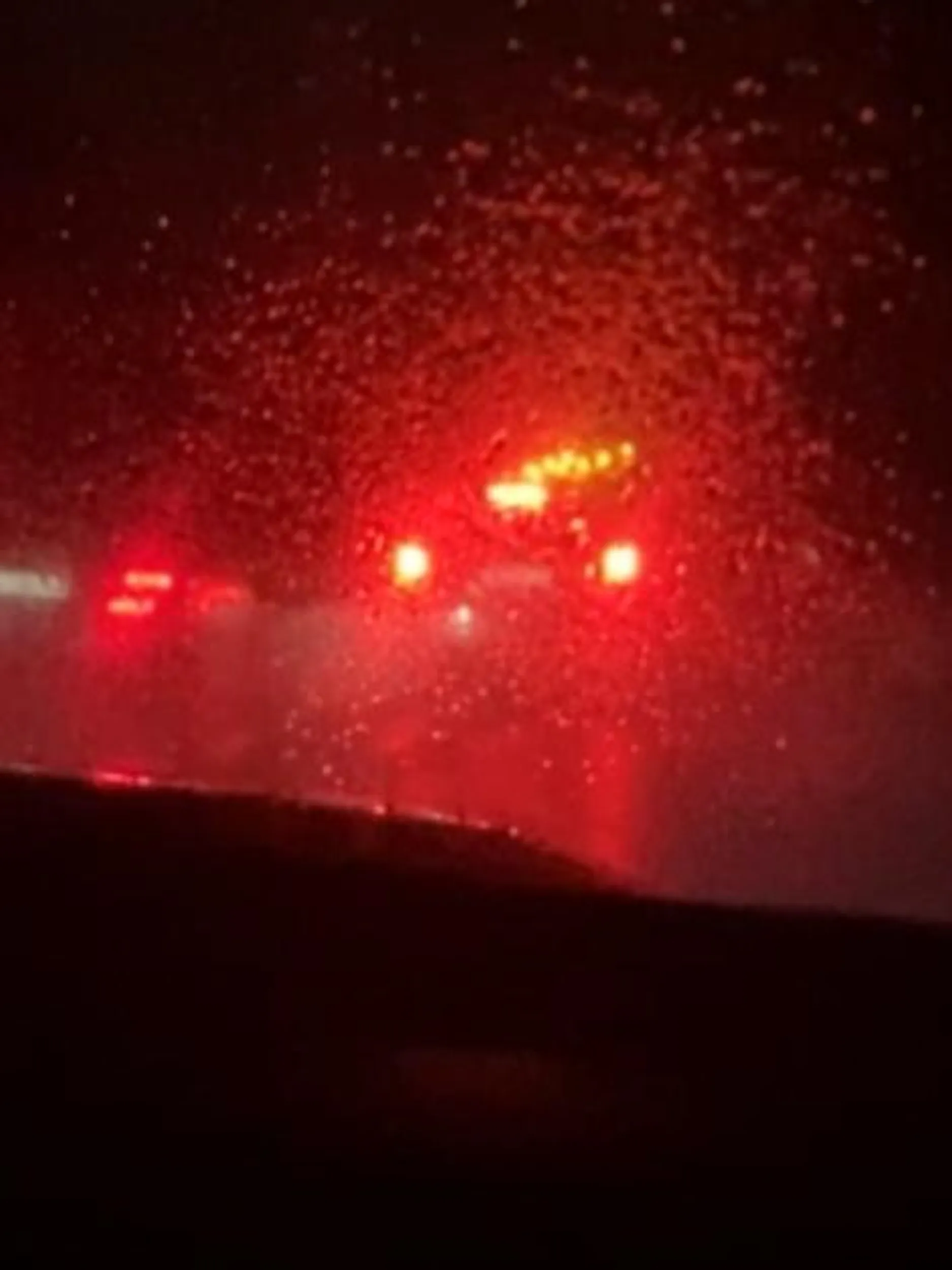 Człowiek którego nie umiałbym opisać bez przeklinania. Jedzie przez 500m lewym pasem robi z siebie szeryfa po czym jak się da znać jednokrotnie światłami zaczyna robić jakiś pościg narażając ludzi dookoła. Siedzi na zderzaku po czym wymija prawym mieszcząc się na żyletki pomiędzy dwa samochody po czym zaczyna wyhamowywać niemalże do zera i ucieka na czerwonym świetle.