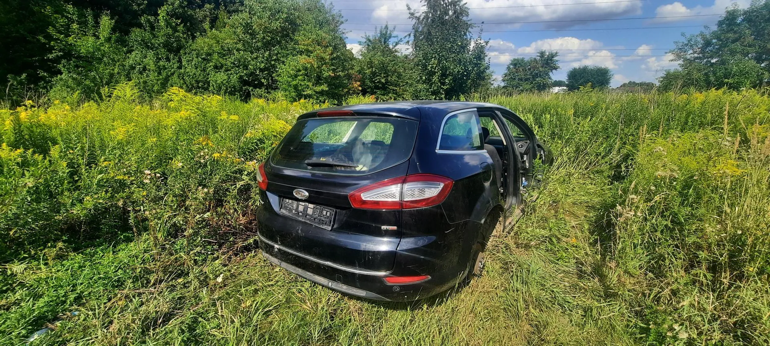 Stoi w Kleszczowie przy zjeździe