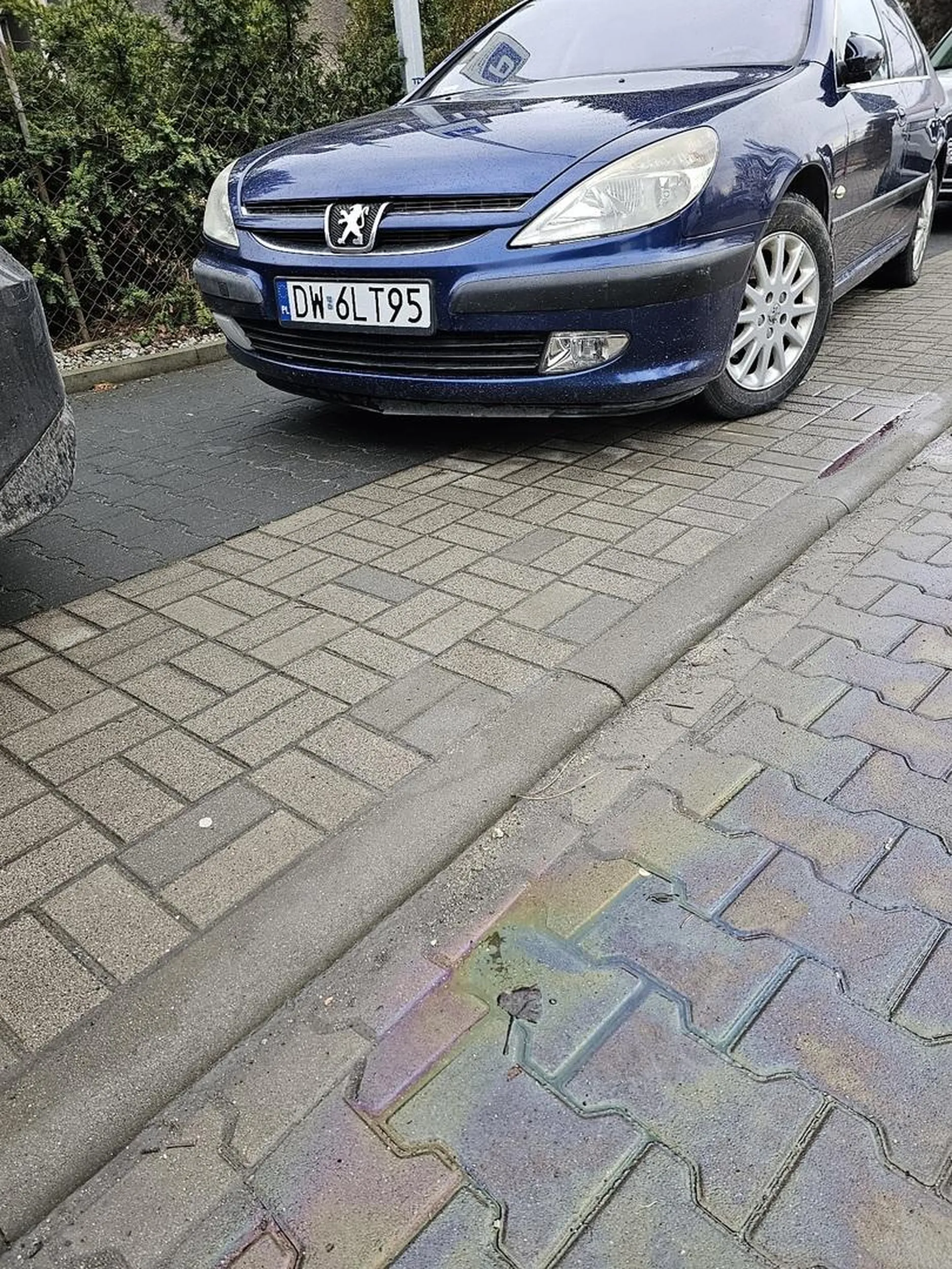 Porzucił samochód z którego jest wyciek oleju.