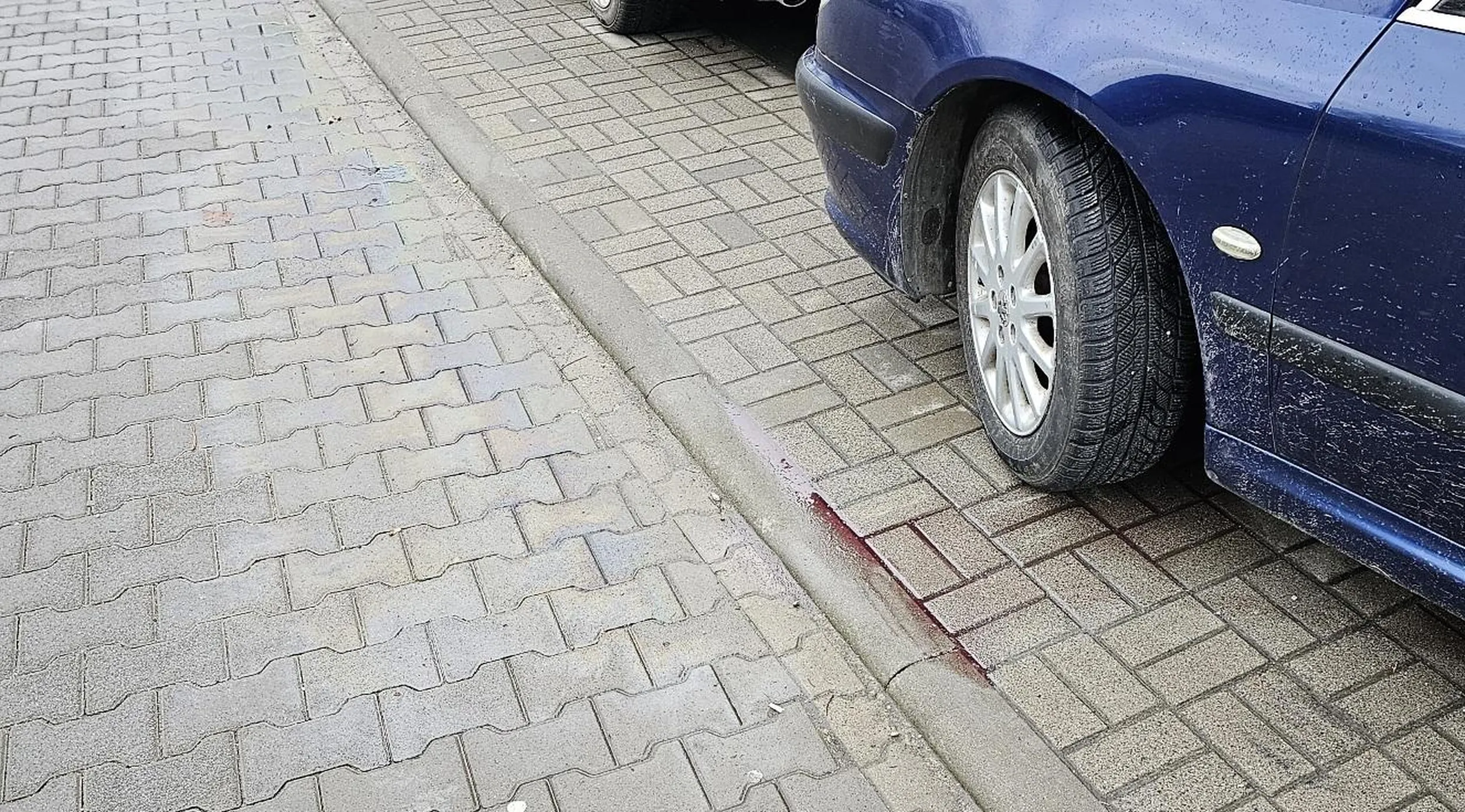 Porzucił samochód z którego jest wyciek oleju.