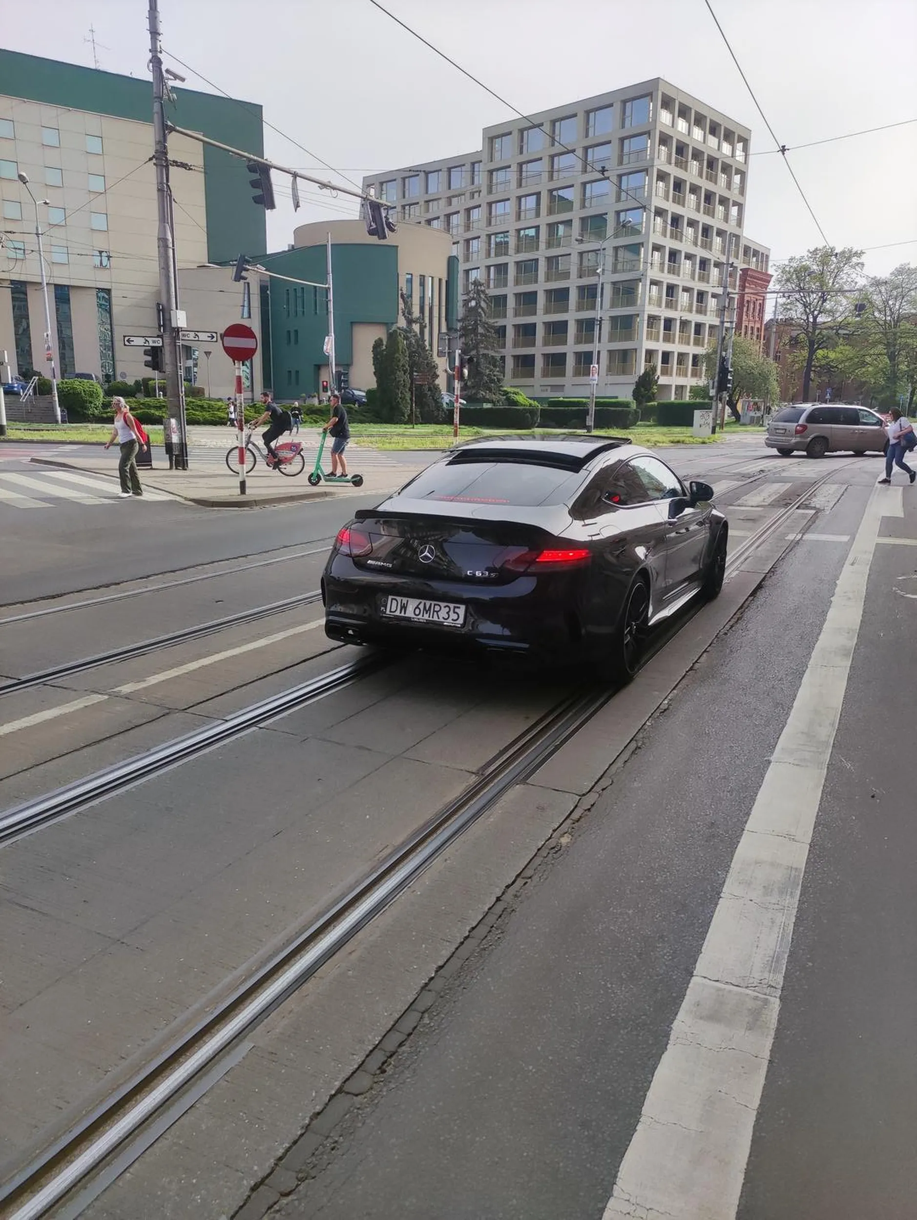 kierowca złamał zakaz wjazdu w Łokietka we Wrocławiu